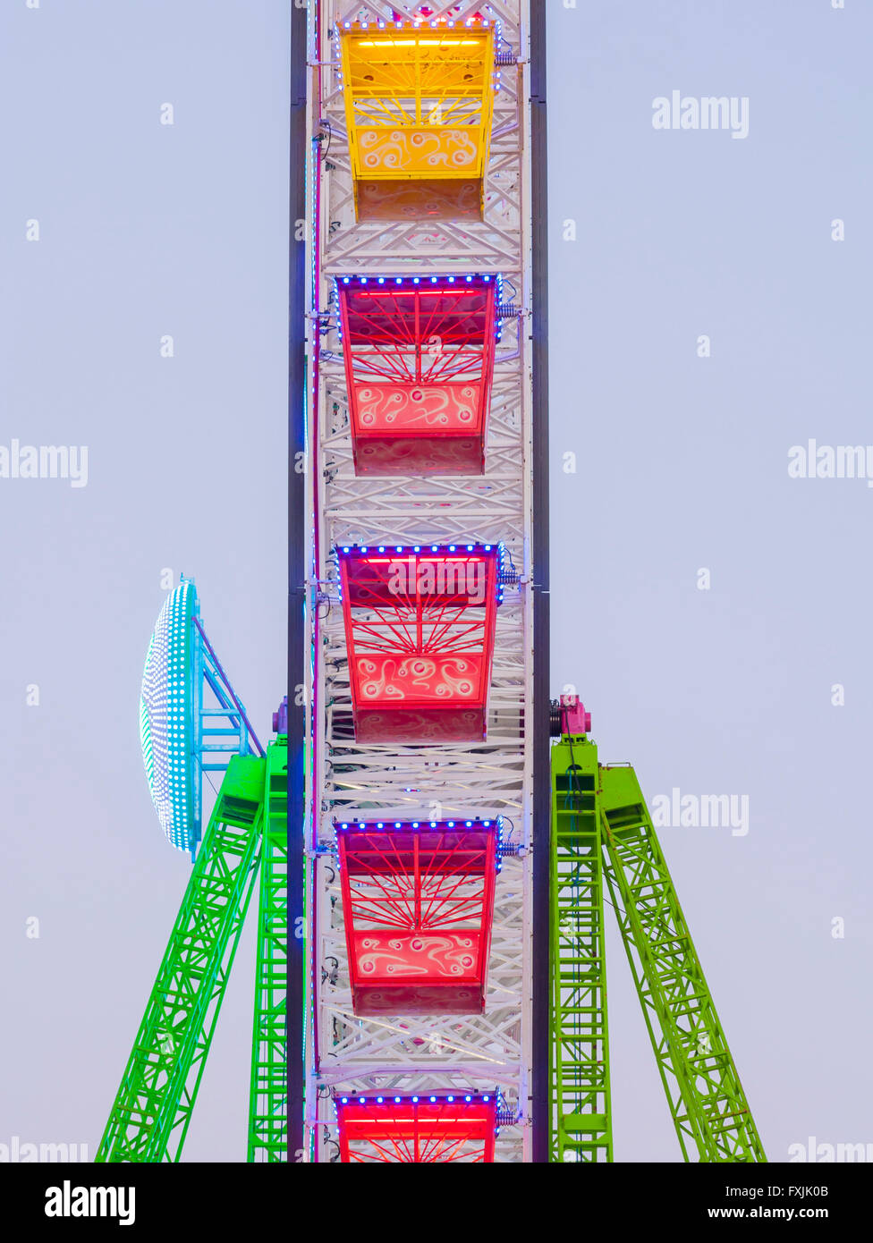 Grande roue de foire, la grande roue de nuit. Banque D'Images