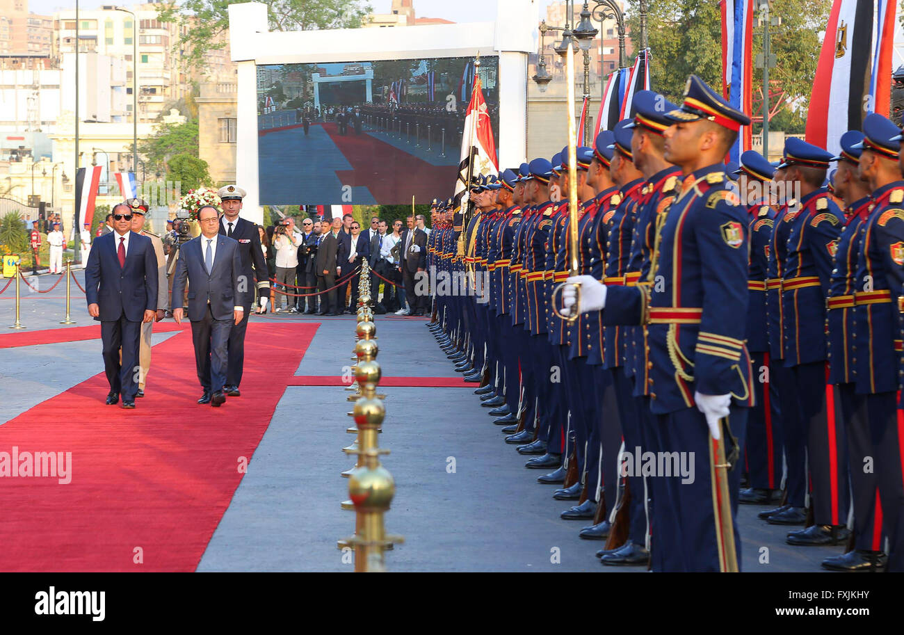 Le Président français François Hollande arrive en Egypte pour une visite d'Etat de 2 jours, pour des entretiens bilatéraux et d'accords commerciaux. Banque D'Images