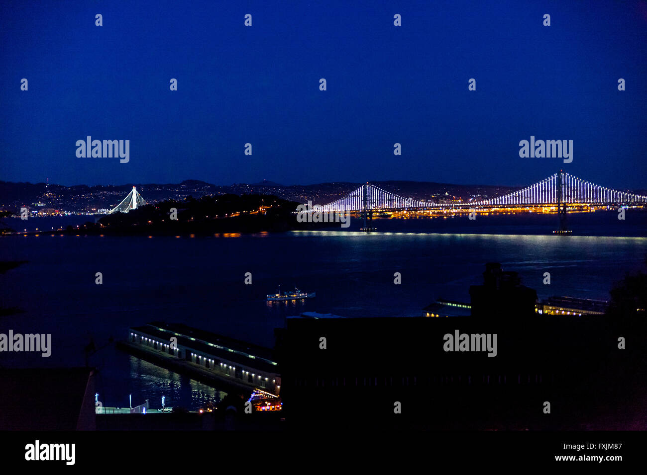 Le San Francisco Oakland Bay Bridge avec l'Embarcadero en premier plan pris de Telegraph Hill à la Coit Tower Banque D'Images