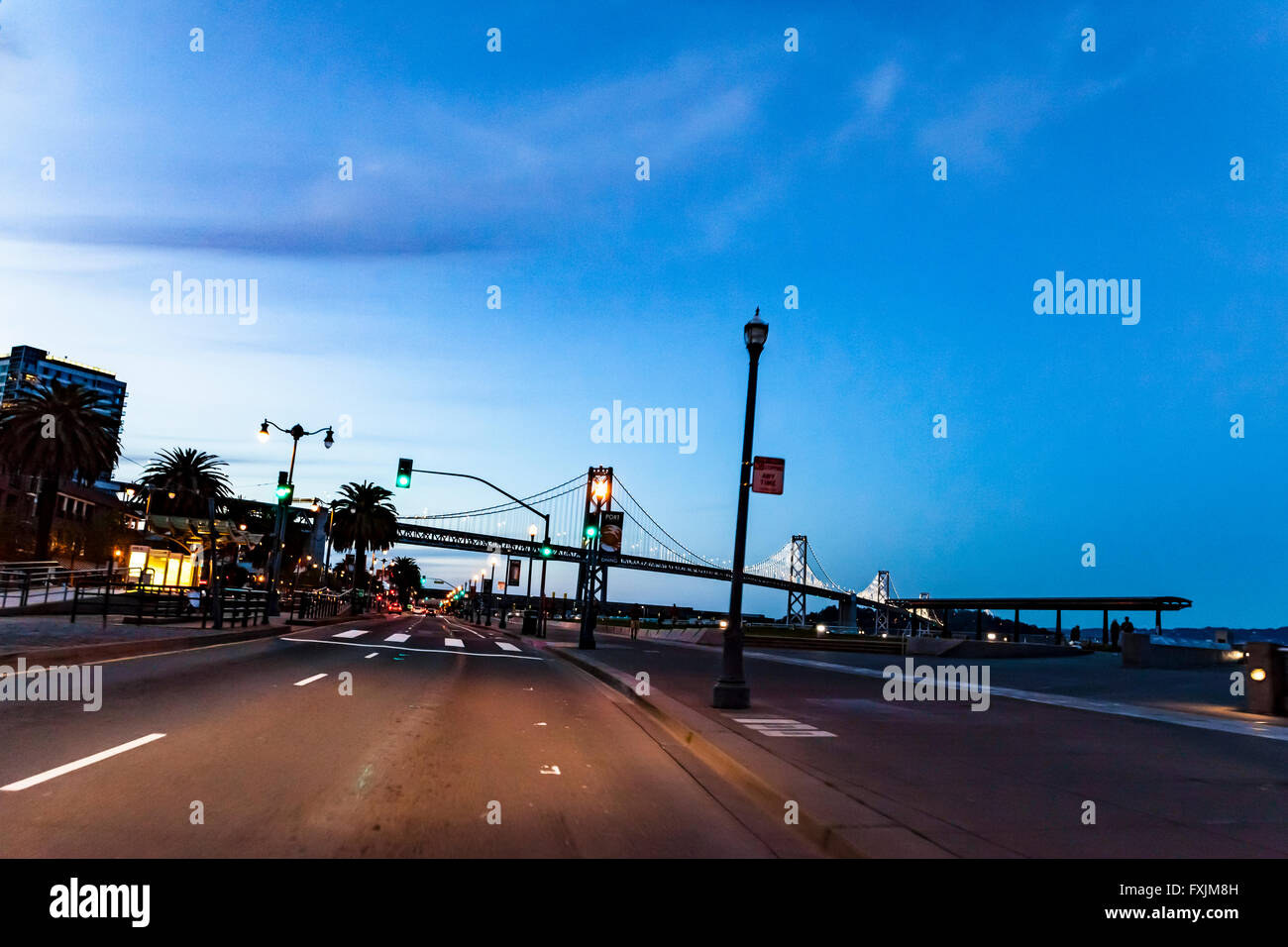 L'Embarcadero et le San Francisco Oakland Bay Bridge at Dusk. Banque D'Images