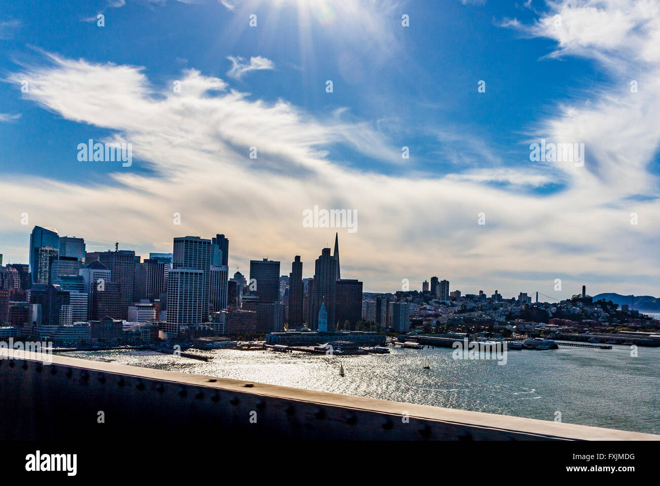 Belle vue depuis le San Francisco Oakland Bay Bridge sur une terrasse bien au chaud samedi d'avril 2016 Banque D'Images