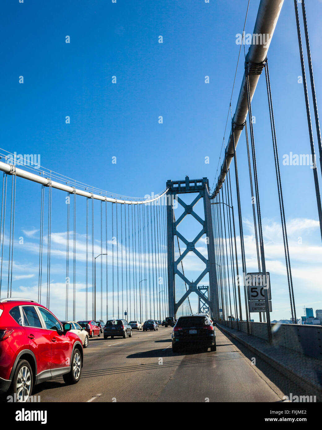 Belle vue depuis le San Francisco Oakland Bay Bridge sur une terrasse bien au chaud samedi d'avril 2016 Banque D'Images