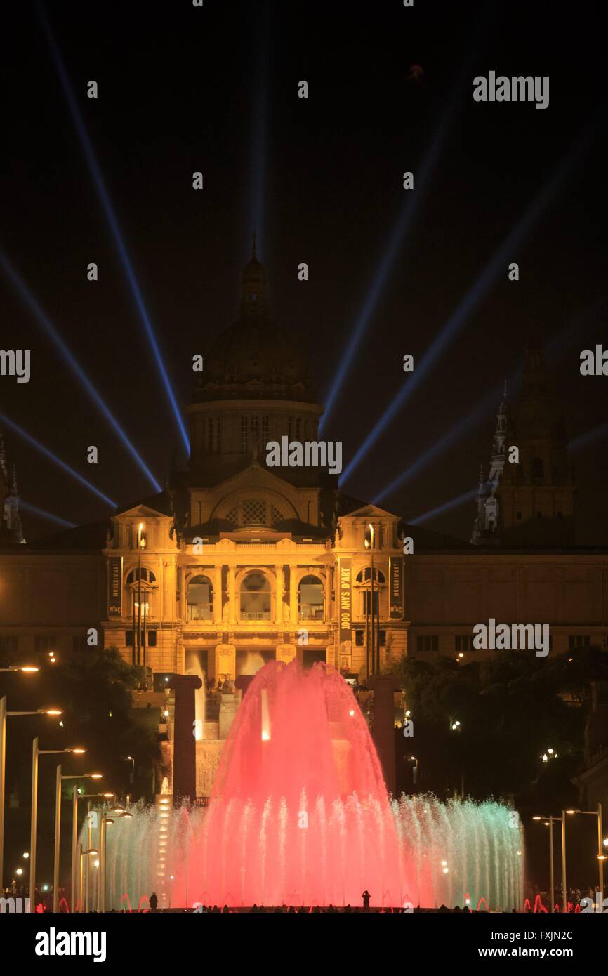 La Fontaine Magique de Montjuic en face du Museu Nacional d'Art de Catalunya est une célèbre attraction touristique de Barcelone, Sp Banque D'Images