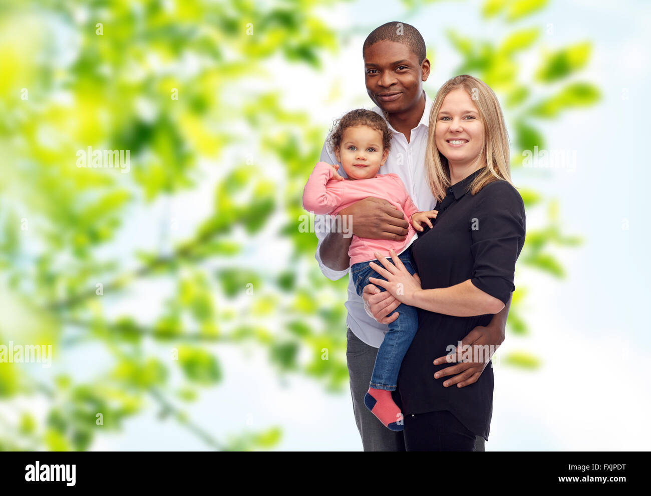 Heureux avec la famille multiraciale petit enfant Banque D'Images