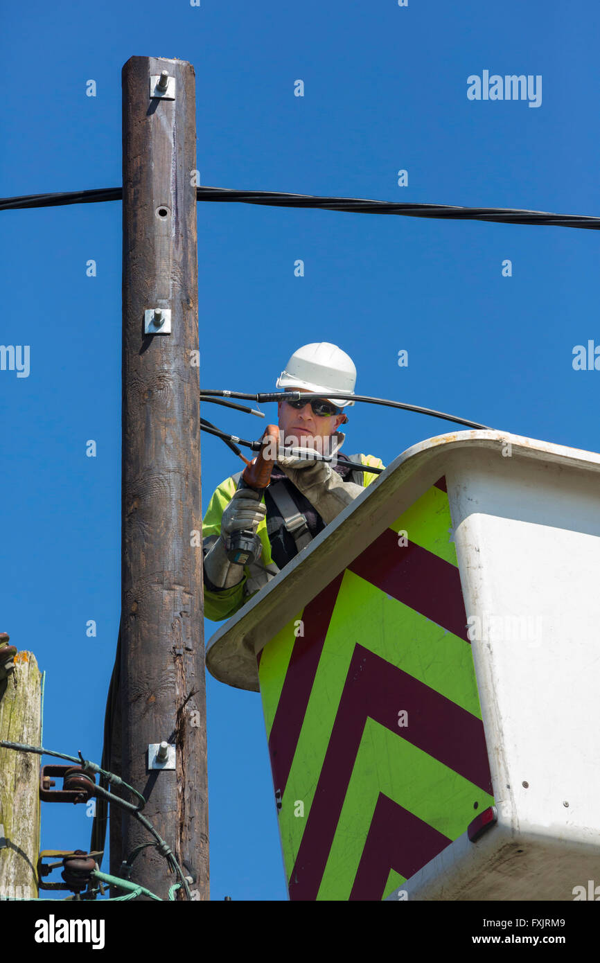 Homme ingénieur travaillant sur le pôle d'approvisionnement en électricité Banque D'Images