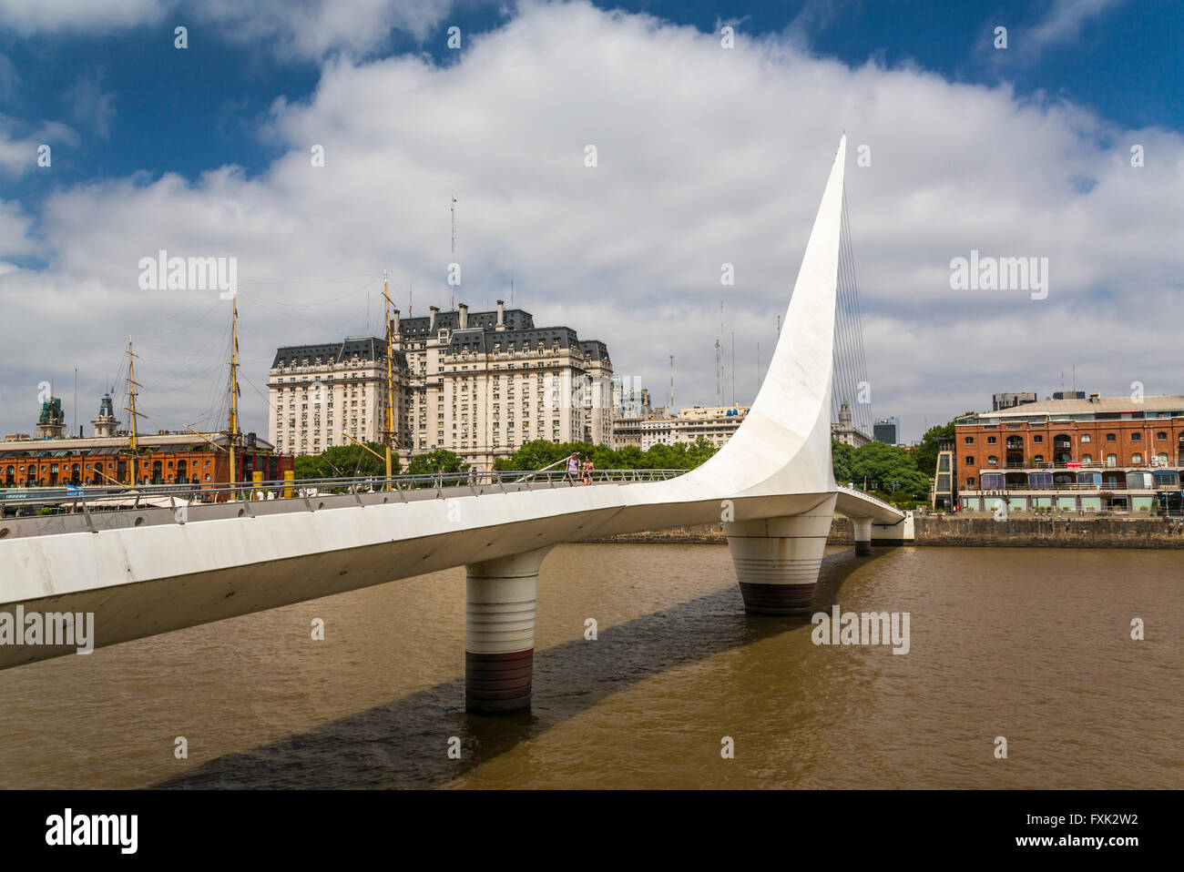 Le Pont de la femme dans le quartier du front de mer de Puerto Madero, Buenos Aires, Argentine, Amérique du Sud. Banque D'Images