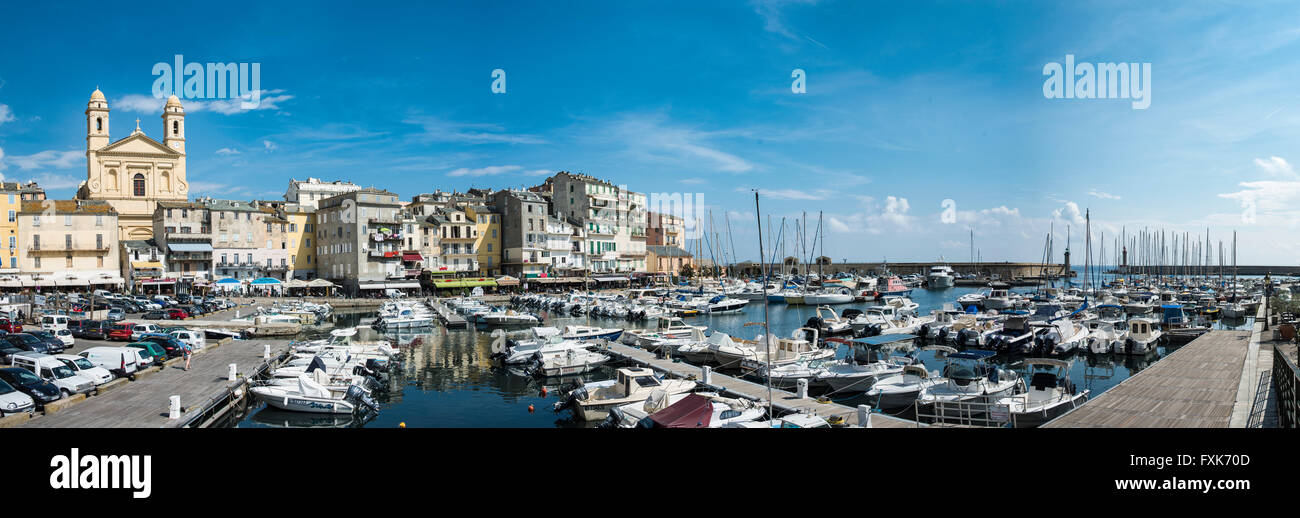 Vieux port avec bateaux, Vieux port, Port de Plaisance, port de plaisance avec l'église Saint Jean Baptiste, Bastia, Haute-Corse, Côte Nord Banque D'Images