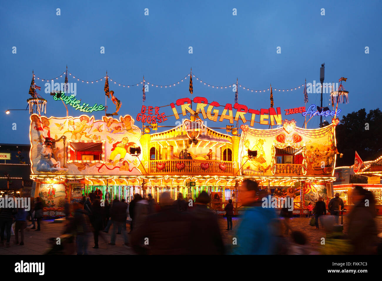 Sur le labyrinthe fun fair Bremer Freimarkt au crépuscule, Brême, Allemagne Banque D'Images