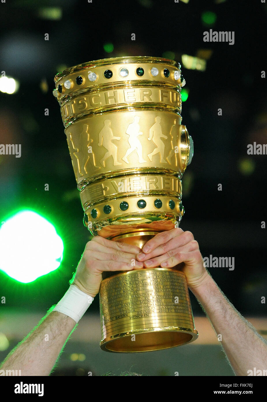 Football, l'Allemand DFB sont tenues dans l'air, stade olympique, Berlin, Allemagne Banque D'Images