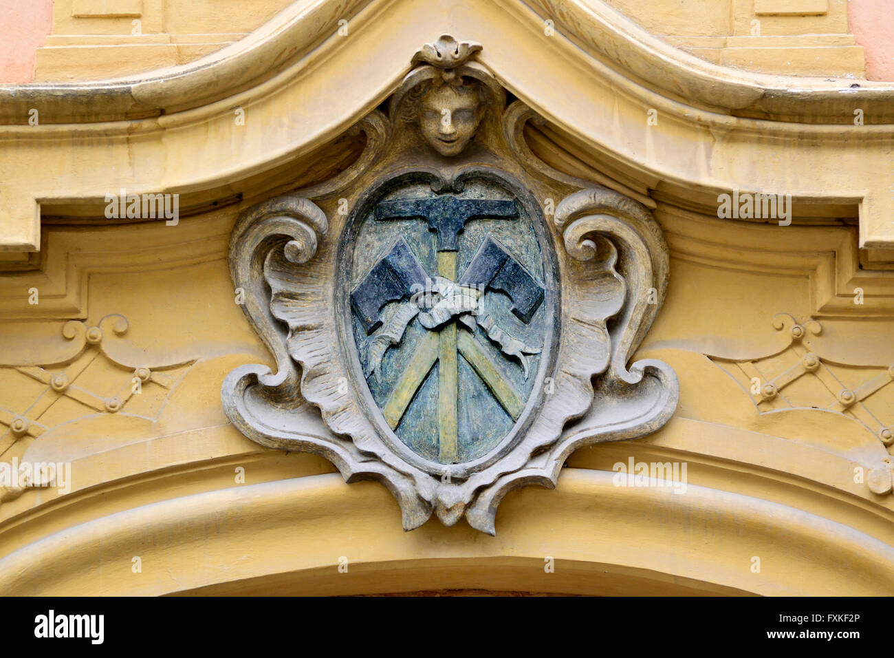 Prague, République tchèque. Signe traditionnel de la maison: Les trois (Golden) axes (U Tří sekyrek) à Uvoz 6/169. Ancien magasin de menuisier Banque D'Images