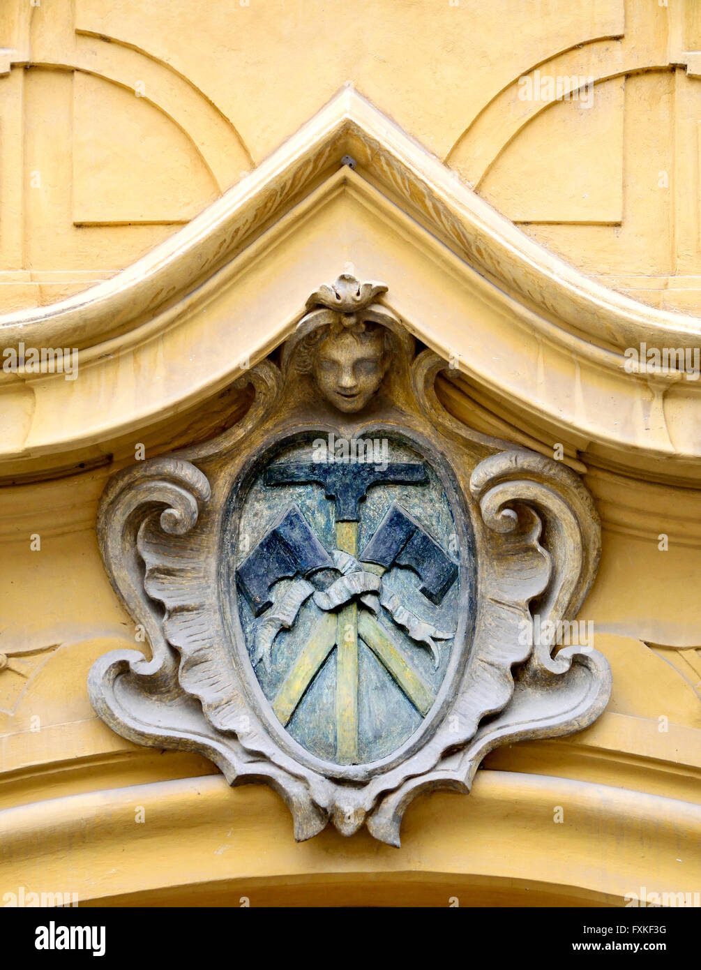 Prague, République tchèque. Signe traditionnel de la maison: Les trois (Golden) axes (U Tří sekyrek) à Uvoz 6/169. Ancien magasin de menuisier Banque D'Images