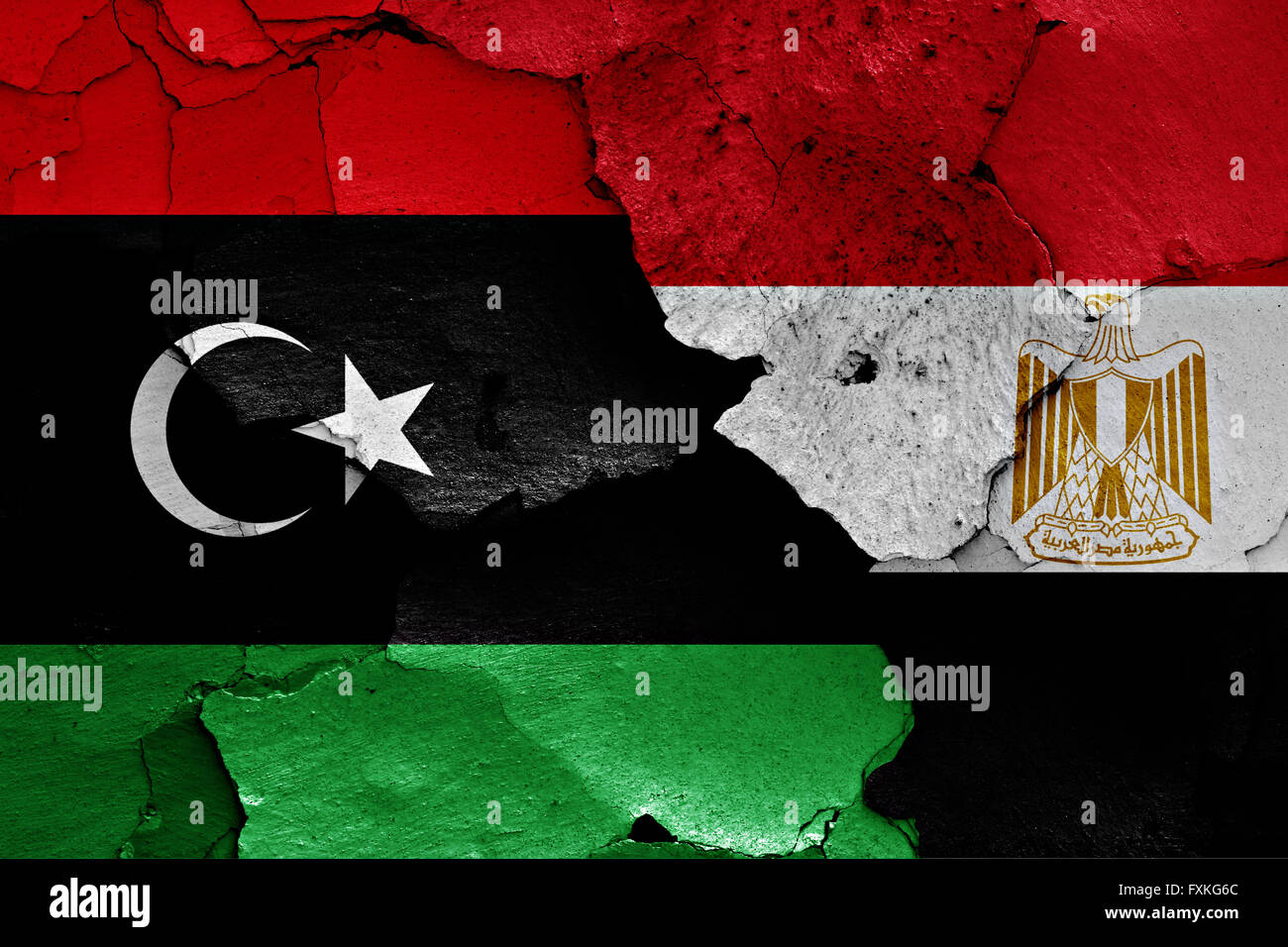 Drapeaux de la Libye et l'Égypte peint sur mur fissuré Banque D'Images