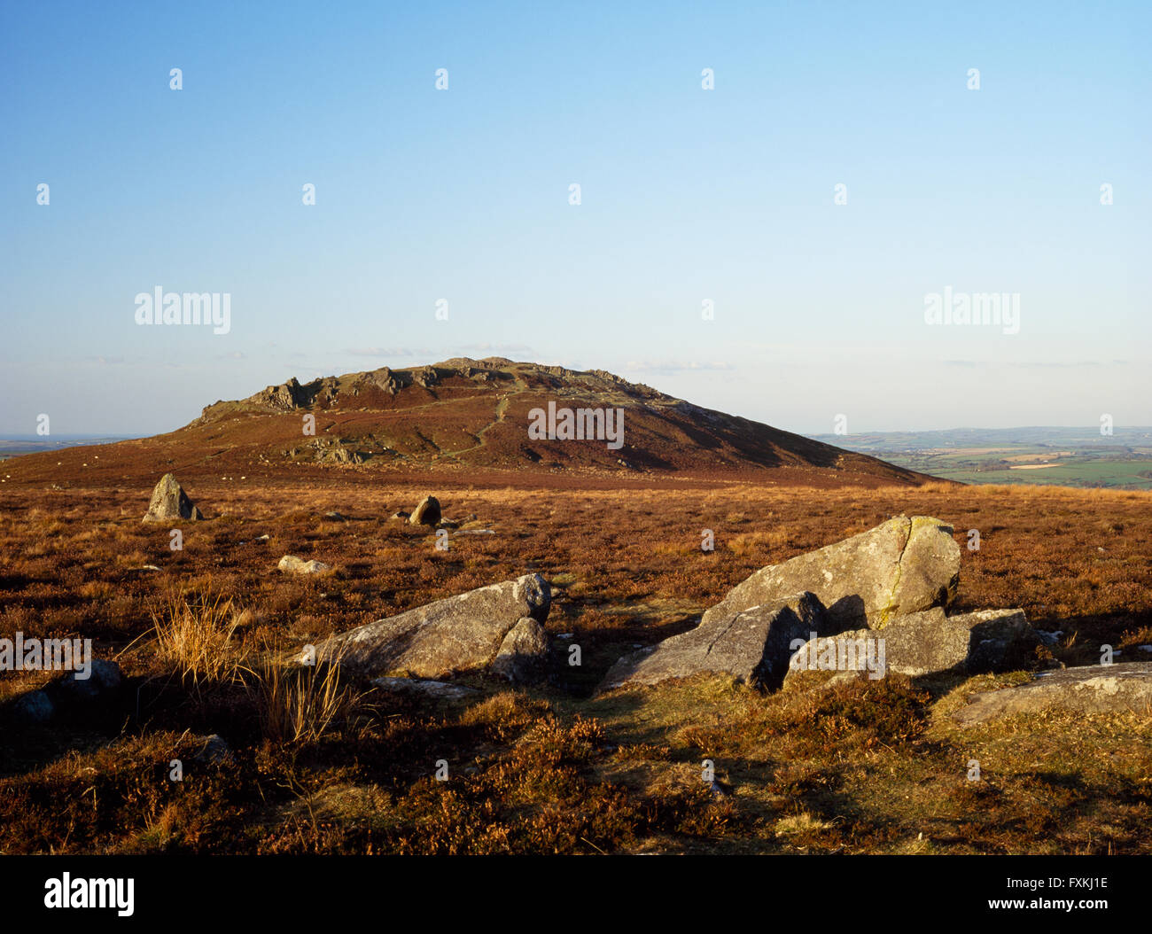 Voir ne l'a amenée à Mynydd moorland, Pembrokeshire, à Foel Drygarn (Moel Trigarn) couronnée de trois rondes de l'âge du Bronze & cairns un fortin. Banque D'Images