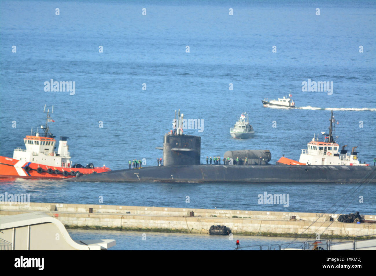 Gibraltar - 16 avril 2016 - US Navy un sous-marin nucléaire de la classe Ohio est arrivé à la base navale britannique à Gibraltar. Le sous-marin devrait rester à la Z-berth pour seulement une courte période de deux heures avant son départ selon des sources bien informées. Crédit : Stephen Ignacio/Alamy Live News Banque D'Images