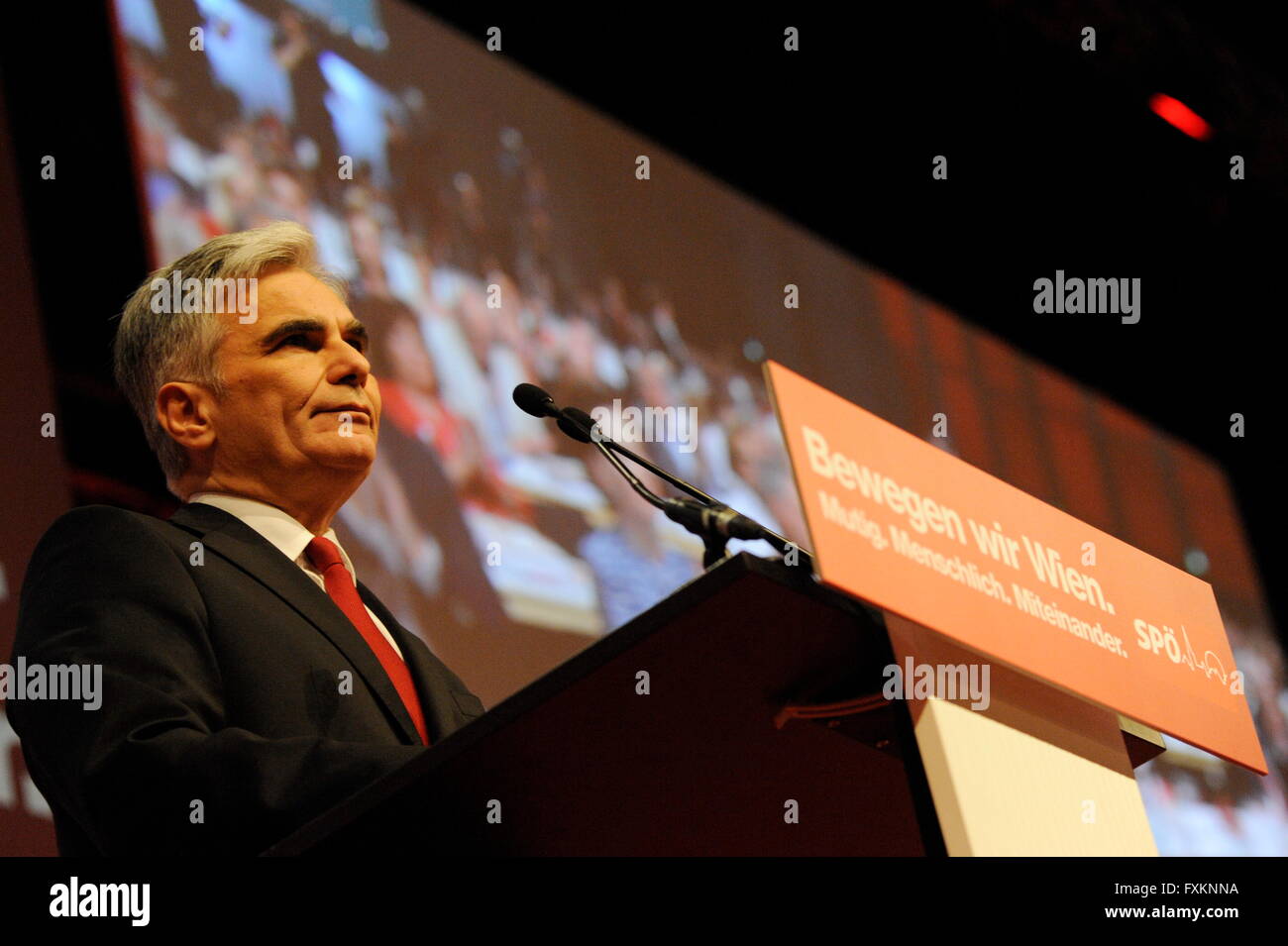 Vienne, Autriche. 16th avril 2016. Parti d'État SPÖ (Parti social-démocrate Autriche) à Vienne. Le chancelier Werner Faymann prononce un discours lors de la convention d'État du Parti social-démocrate autrichien. Crédit : Franz PERC/Alay Live News Banque D'Images