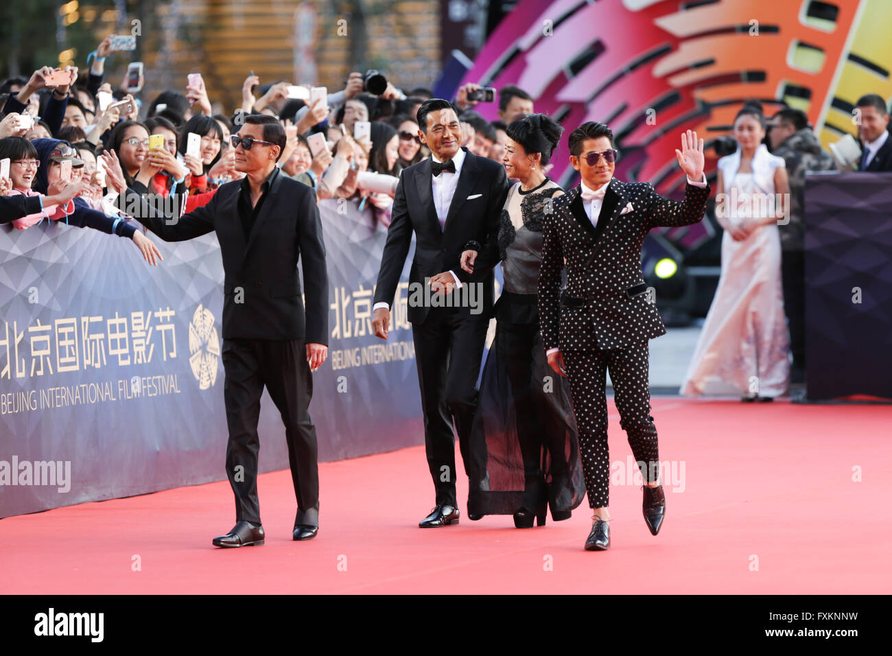 Beijing, Chine. Apr 16, 2016. Acteur Tony Leung Ka Fai (1re L), Aaron Kwok (1e R) et Chow Yun Fat et son épouse à pied le tapis rouge qu'ils assistent à la cérémonie d'ouverture du 6ème Festival International du Film de Beijing (BJIFF) à Beijing, capitale de Chine, le 16 avril 2016. Le BJIFF a débuté samedi et durera jusqu'au 23 avril. Credit : Cai Yang/Xinhua/Alamy Live News Banque D'Images