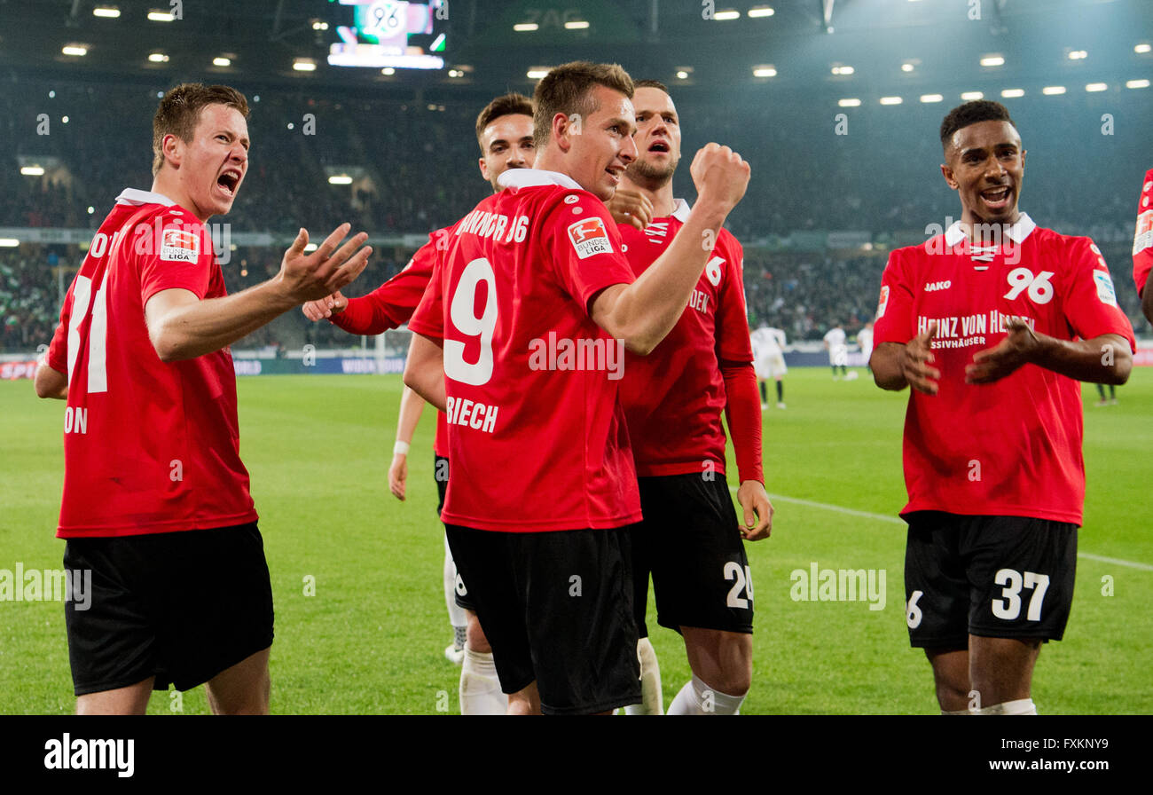 Artur Sobiech du Hanovre (2e l) fête ses 2:0 but avec ses coéquipiers lors de la Bundesliga match de foot entre Hanovre et 96 Borussia Moenchengladbach à IDH-Arena de Hanovre, Allemagne, 15 avril 2016. Hanovre a gagné 2:0. Photo : Julian Stratenschulte/dpa Banque D'Images