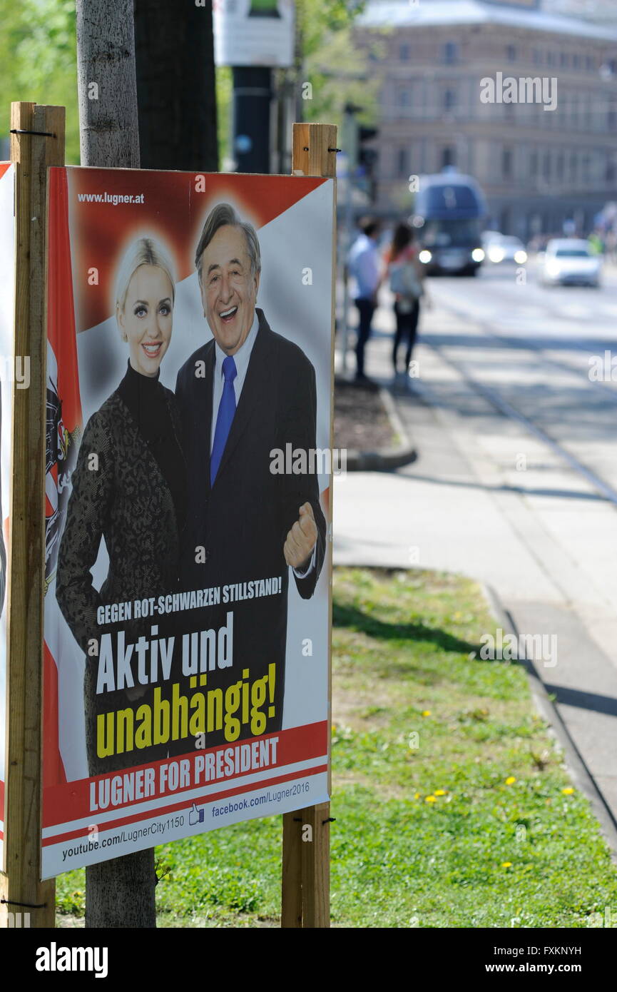 Vienne, Autriche. Apr 16, 2016. Des affiches électorales du candidat présidentiel autrichien Richard Lugner avec sa femme Cathy Schmitz à Vienne. Richard Lugner candidat comme candidat indépendant pour le président, les élections en Autriche. © Franz Perc/Alamy Live News Banque D'Images