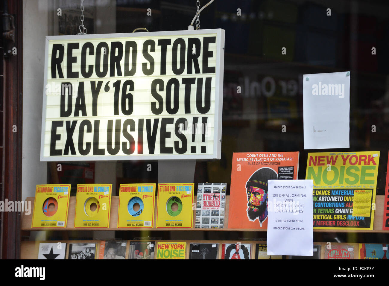 Soho, London, UK. 16 avril 2016. Le Record Store Day annuel record, file d'attente pour les collectionneurs communiqués spéciaux, CD et vinyle. Banque D'Images