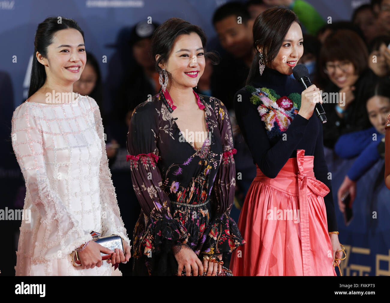 Beijing, Chine. Apr 16, 2016. L'actrice Yao Chen (L), Hao Lei (C) et Tang Yan assister à un événement tapis rouge s'est tenue pour la cérémonie d ouverture du 6ème Festival International du Film de Beijing (BJIFF) à Beijing, capitale de Chine, le 16 avril 2016. Le BJIFF a débuté samedi et durera jusqu'au 23 avril. Credit : Cai Yang/Xinhua/Alamy Live News Banque D'Images