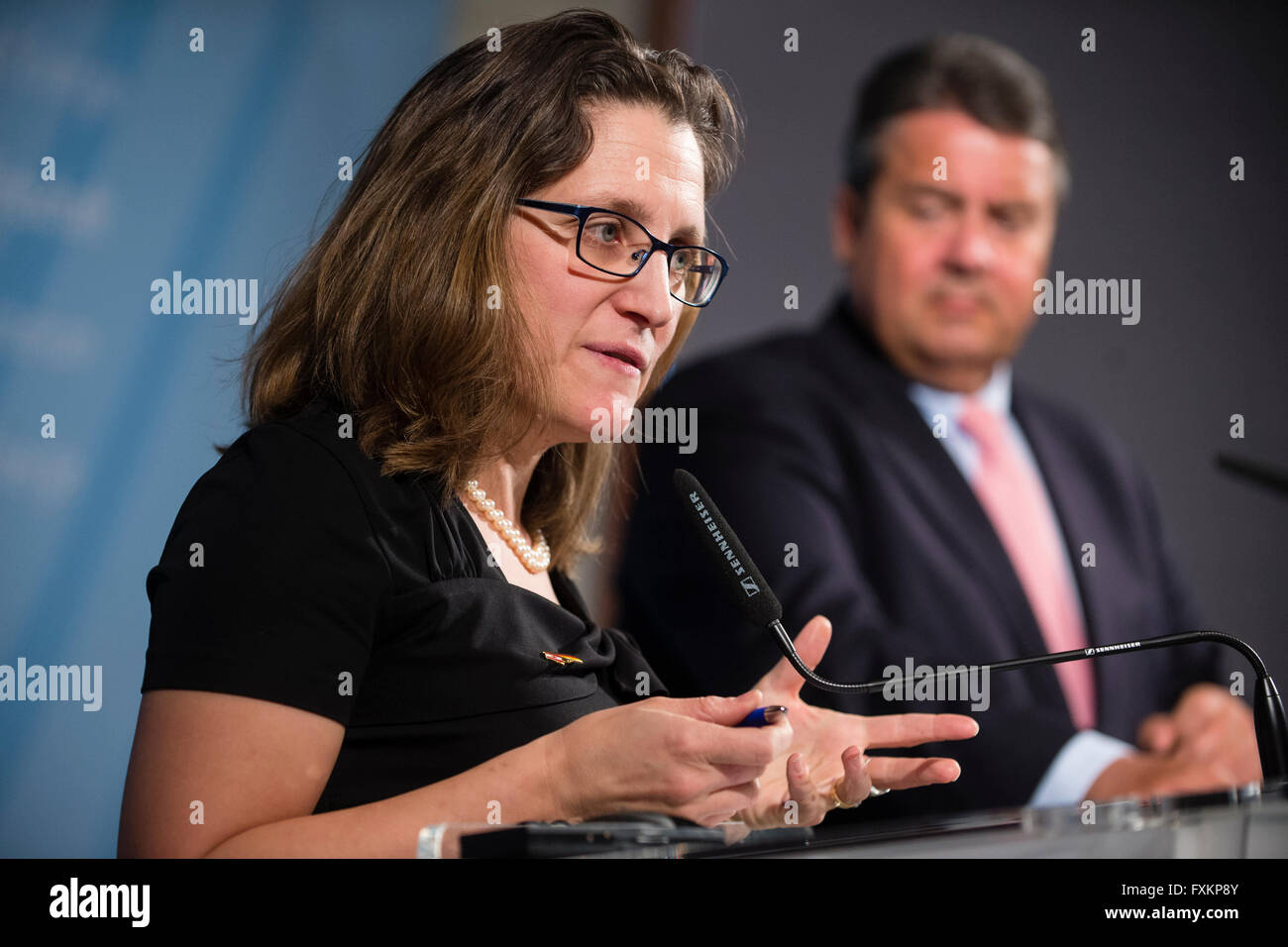 Berlin, Allemagne. 14 avr, 2016. Le ministre canadien du commerce Chrystia Freeland (l) et le ministre allemand des affaires économiques Sigmar Gabriel au cours d'une conférence de presse à l'issue de négociations bilatérales sur l'accord de commerce germano-canadien "CETA" au ministère des Affaires économiques à Berlin, Allemagne, 14 avril 2016. PHOTO : GREGOR FISCHER/dpa/Alamy Live News Banque D'Images