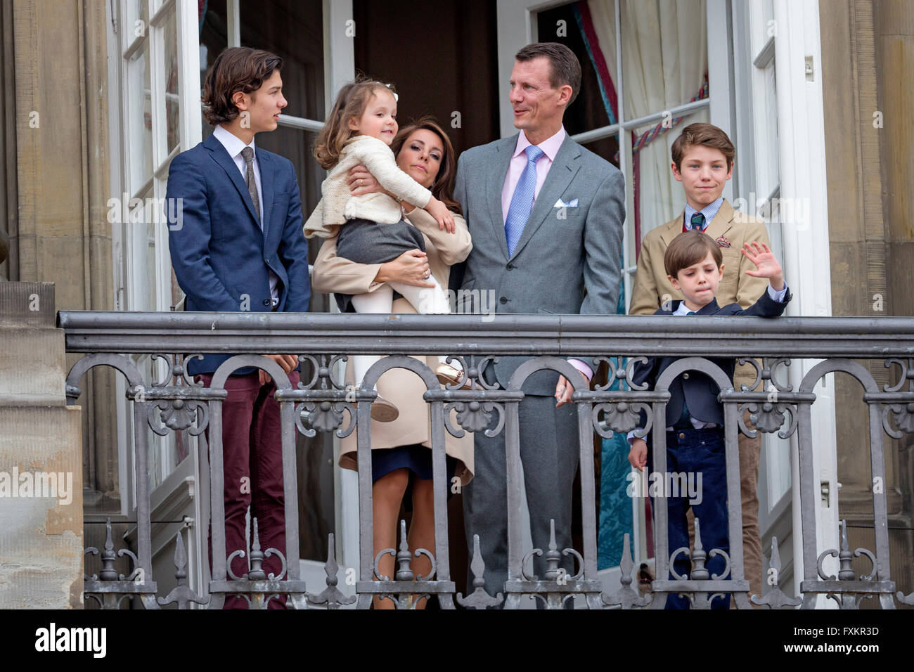 Le Palais d'Amalienborg, le Danemark. Apr 16, 2016. Le Prince Nikolaï (L-R), La Princesse Athéna, la Princesse Marie, le Prince Joachim, le Prince Félix et le Prince Henrik de Danemark au cours de la 76e anniversaire de la Reine Margrethe sur le balcon de palais d'Amalienborg, Danemark, 16 avril 2016. Photo : Patrick van Katwijk/ POINT DE VUE - PAS DE FIL - SERVICE/dpa/Alamy Live News Banque D'Images