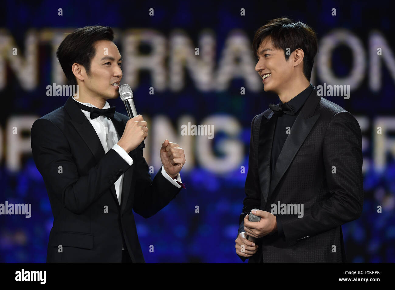 Beijing, Chine. Apr 16, 2016. Acteurs Wallace Chung (L) et Lee MinHo assister à la cérémonie d'ouverture du 6e Festival International du Film de Beijing (BJIFF) à Beijing, capitale de Chine, le 16 avril 2016. Le BJIFF a débuté samedi et durera jusqu'au 23 avril. Credit : Mao Siqian/Xinhua/Alamy Live News Banque D'Images