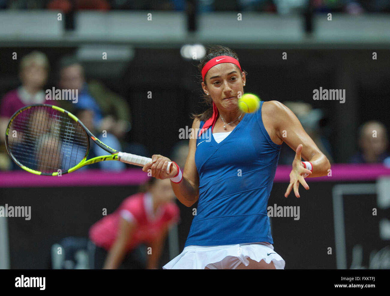 Arena Loire, TrŽlazŽ, France, le 16 avril, 2016, demi-finale FedCup, France-Netherlands, premier match : Kiki Bertens vs Caroline Garcia, Kiki Bertens (NED), sur la photo : Caroline Garcia dans la défense Photo : Henk Koster/Tennisimages Crédit : Henk Koster/Alamy Live News Banque D'Images