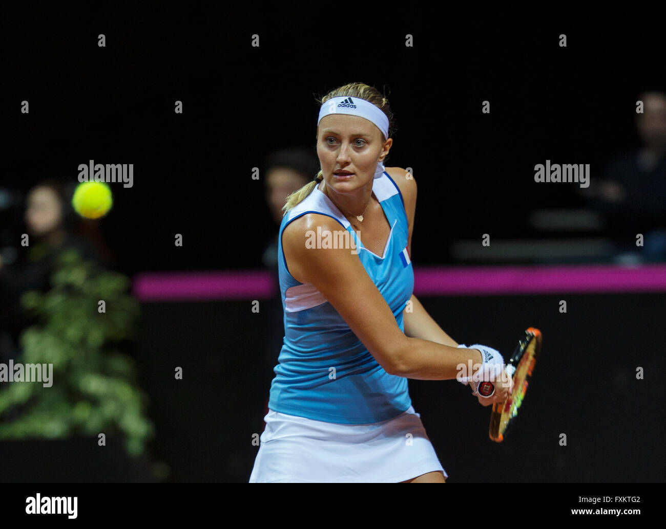 Arena Loire, TrŽlazŽ, France, le 16 avril, 2016, demi-finale FedCup, France-Netherlands, deuxième match : Kristina Mladenovic vs Richel Hogenkamp (NED), présenté : Kristina Mladenovic Photo : Henk Koster/Tennisimages Crédit : Henk Koster/Alamy Live News Banque D'Images