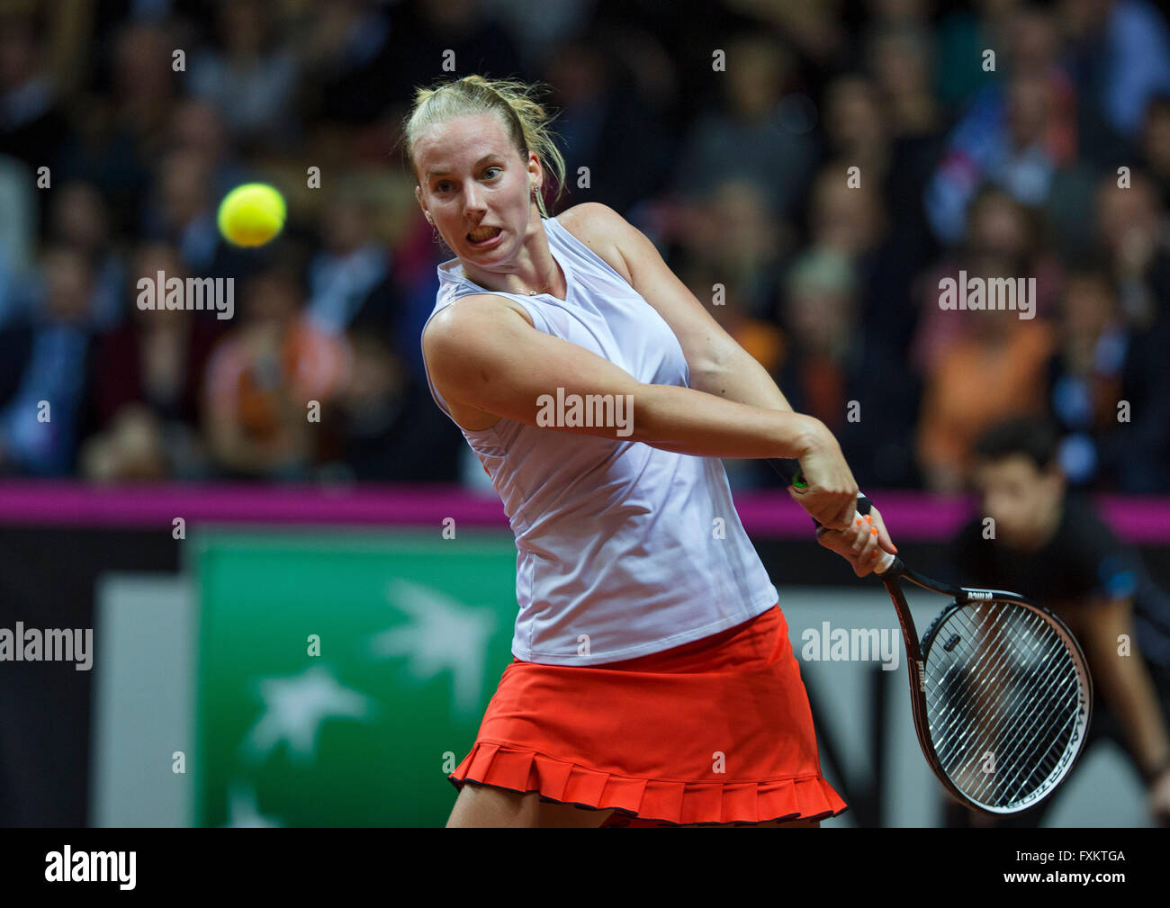 Arena Loire, Trélazé, France, le 16 avril, 2016, demi-finale FedCup, France-Netherlands, deuxième match : Kristina Mladenovic vs Richel Hogenkamp (NED), présenté : Richel Hogenkamp Photo : Henk Koster/Tennisimages Crédit : Henk Koster/Alamy Live News Banque D'Images