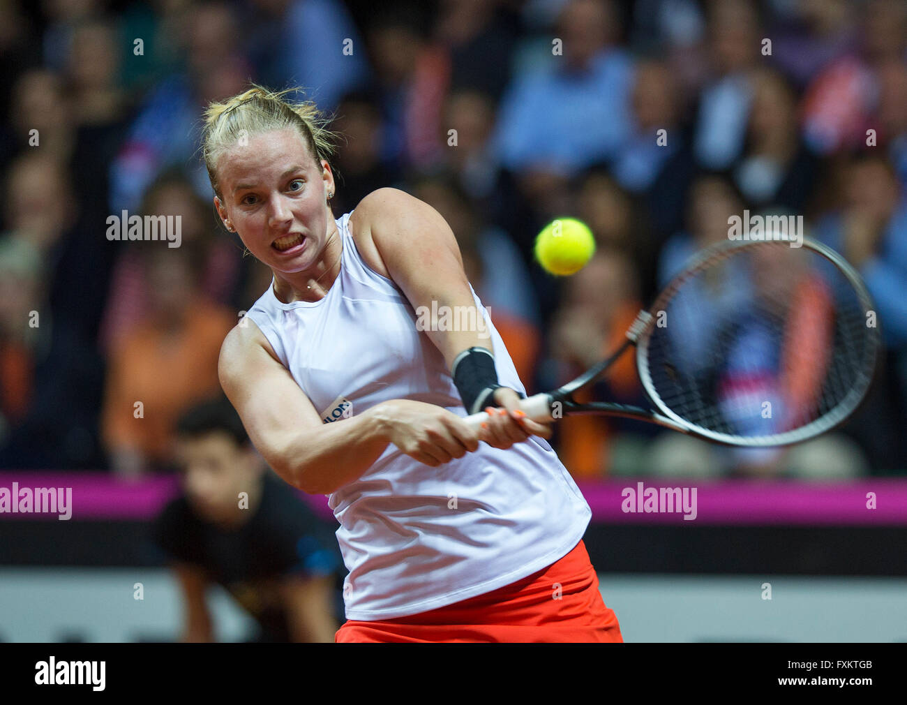Arena Loire, Trélazé, France, le 16 avril, 2016, demi-finale FedCup, France-Netherlands, deuxième match : Kristina Mladenovic vs Richel Hogenkamp (NED), présenté : Richel Hogenkamp Photo : Henk Koster/Tennisimages Crédit : Henk Koster/Alamy Live News Banque D'Images