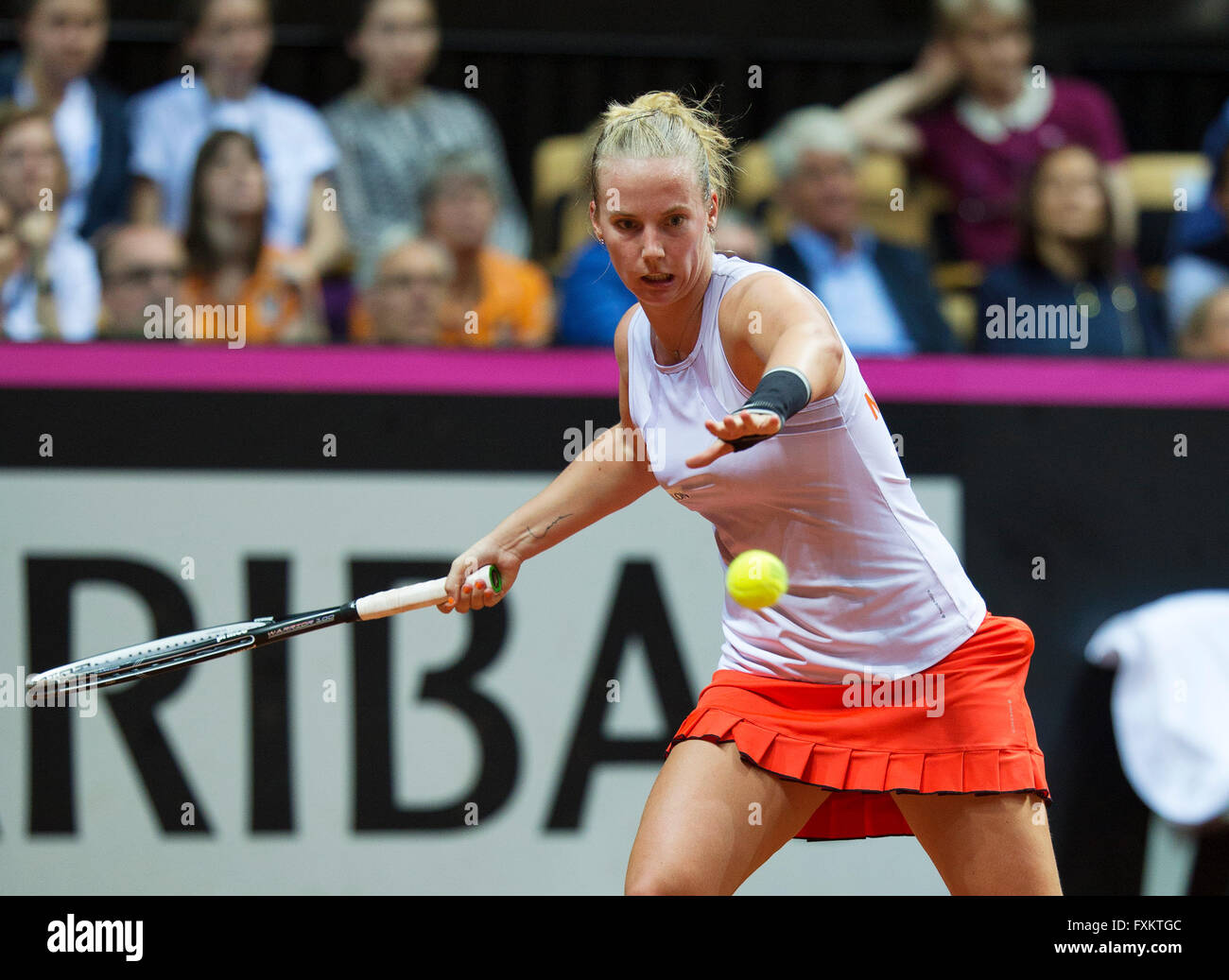 Arena Loire, Trélazé, France, le 16 avril, 2016, demi-finale FedCup, France-Netherlands, deuxième match : Kristina Mladenovic vs Richel Hogenkamp (NED), présenté : Richel Hogenkamp Photo : Henk Koster/Tennisimages Crédit : Henk Koster/Alamy Live News Banque D'Images
