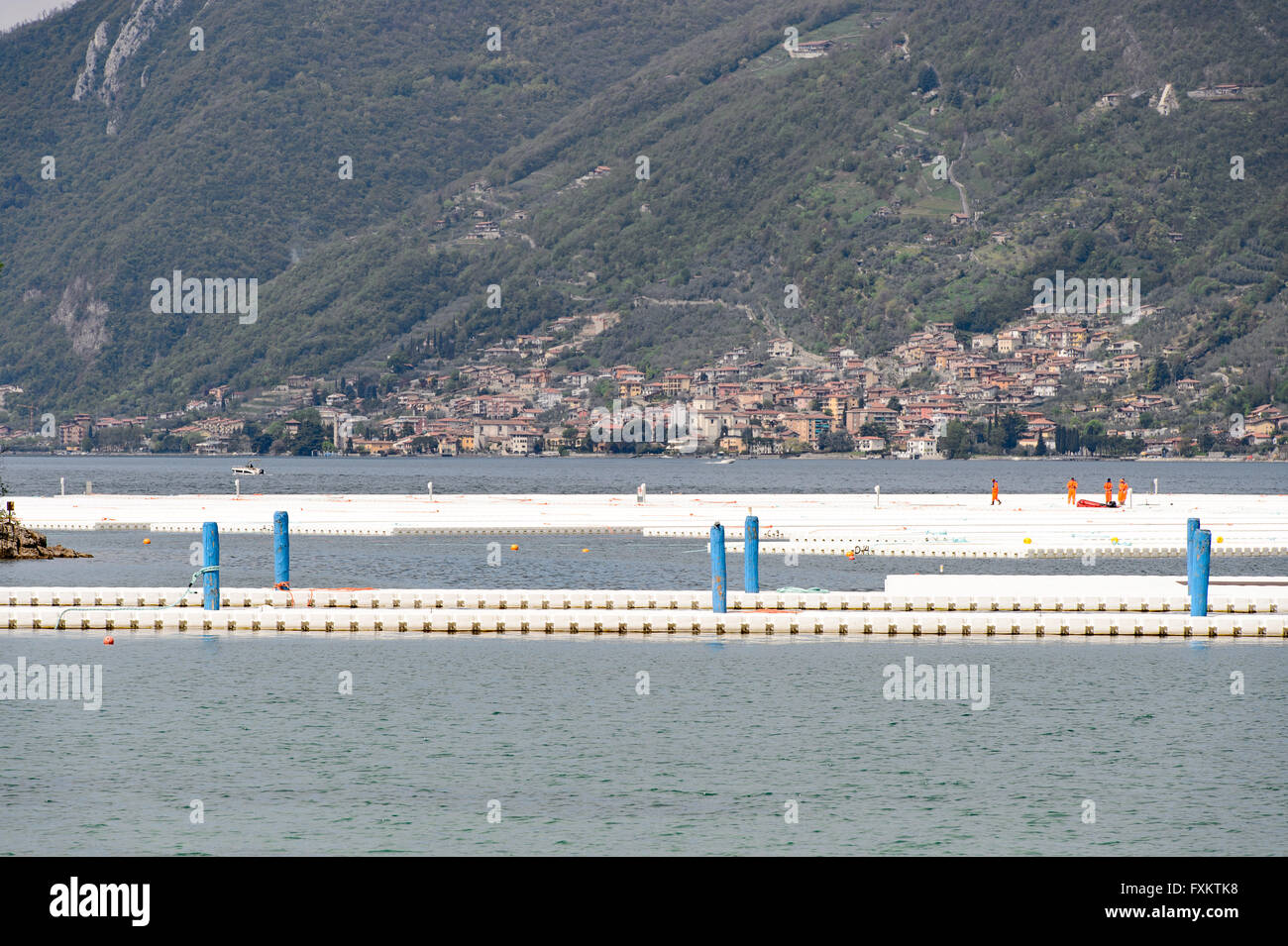 Le lac d'Iseo, Italie. 16 avril, 2016. Travailleurs construisent les œuvres de Christo et Jeanne-Claude "La jetée flottante'. Roberto Cerruti/Alamy Live News Banque D'Images