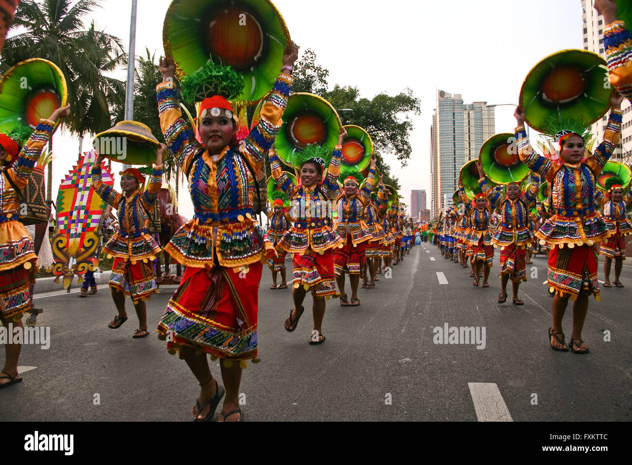 Aux Philippines. Apr 16, 2016. Un groupe de danseurs holding hand paniers tissés sur Roxas Boulevard. Des groupes de différentes provinces ont dansé le long Boulevard Roxas à Manille, alors qu'ils célèbrent l'Aliwan festival annuel. Le festival présente les différentes fêtes célébrées dans différentes parties du pays. Crédit : J Gerard Seguia/ZUMA/Alamy Fil Live News Banque D'Images