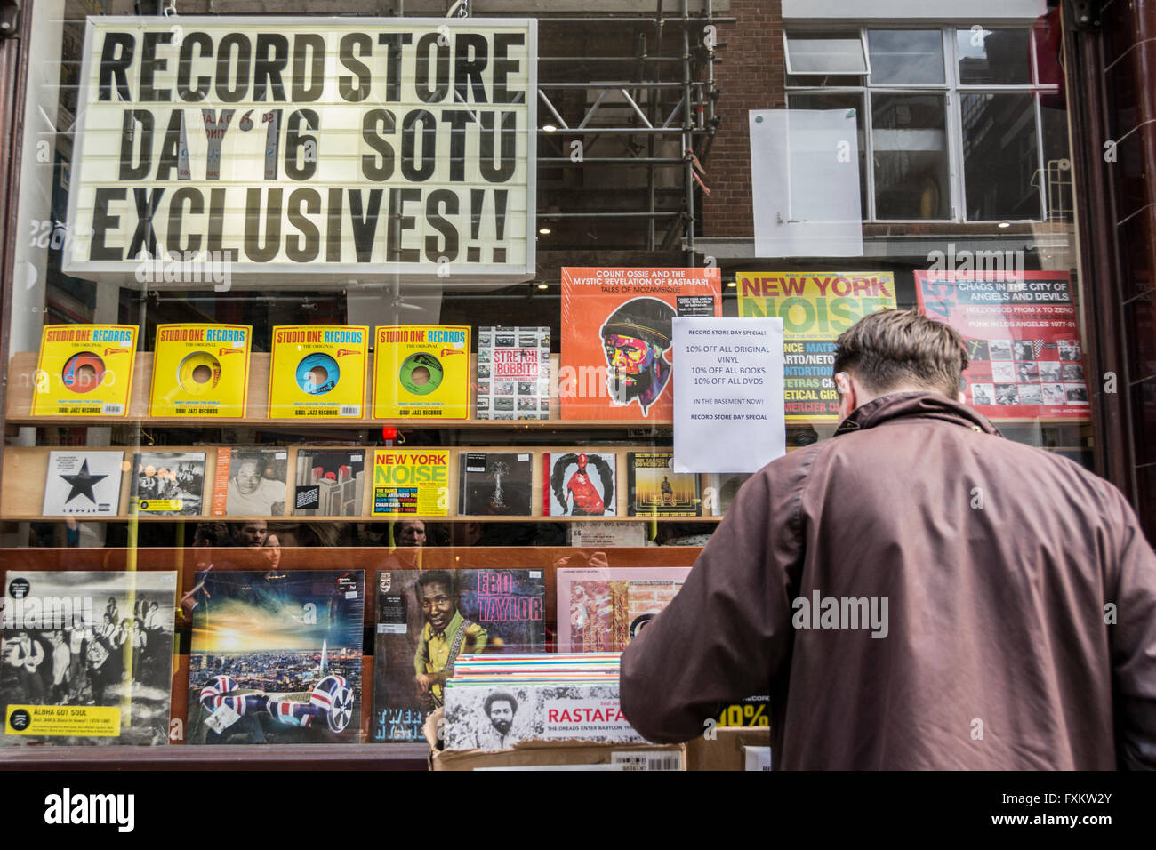 Les gens du shopping au Record Store Day indépendant à Soho, Londres, Royaume-Uni. Banque D'Images