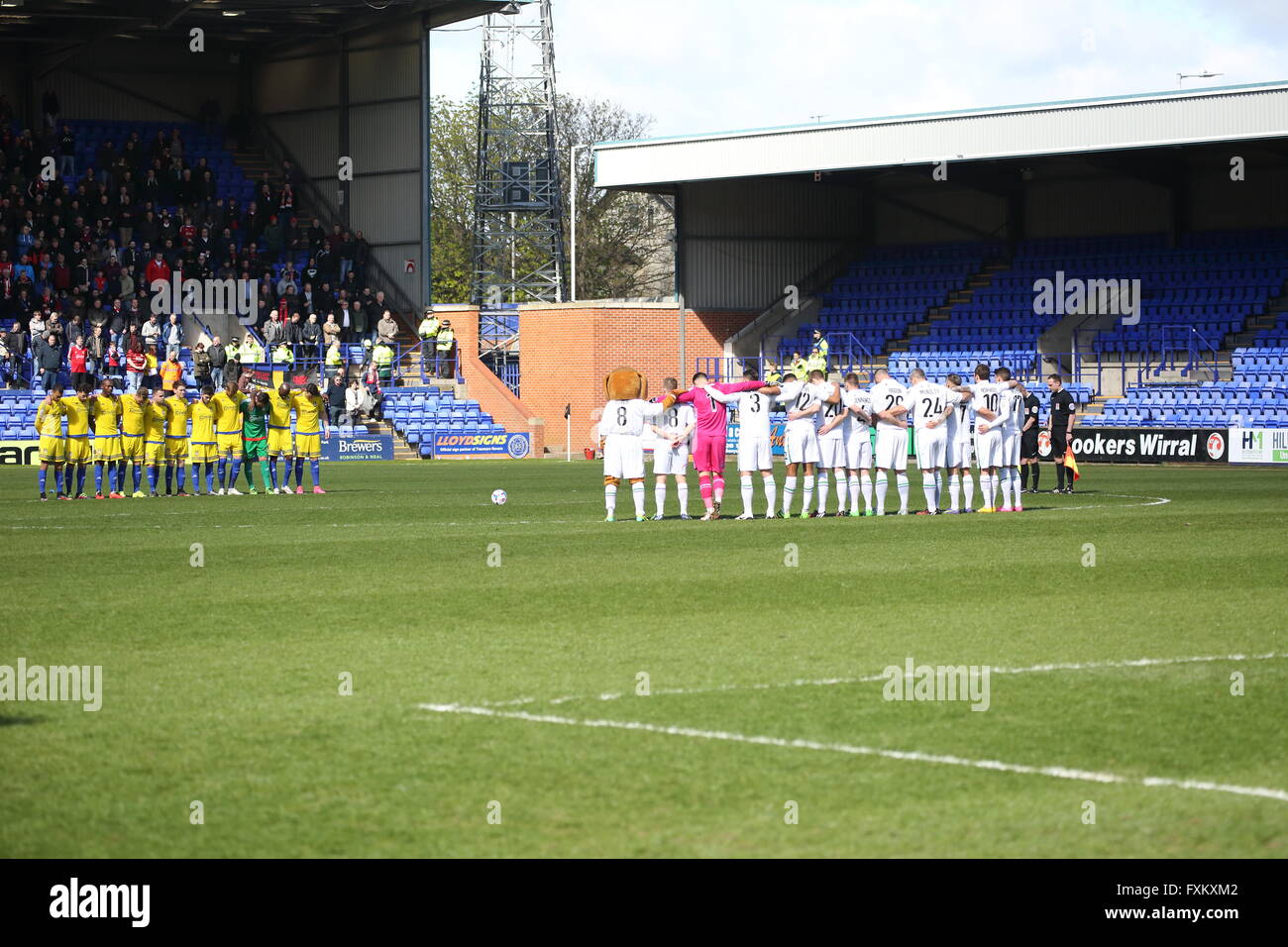 Birkenhead, UK. 16 avril, 2016. Le Tranmere Rovers et Wrexham stand équipes autour du cercle central d'observer une minute de silence pour les victimes de la tragédie de Hillsborough Prenton Park. Crédit : Simon Newbury/Alamy Live News Banque D'Images