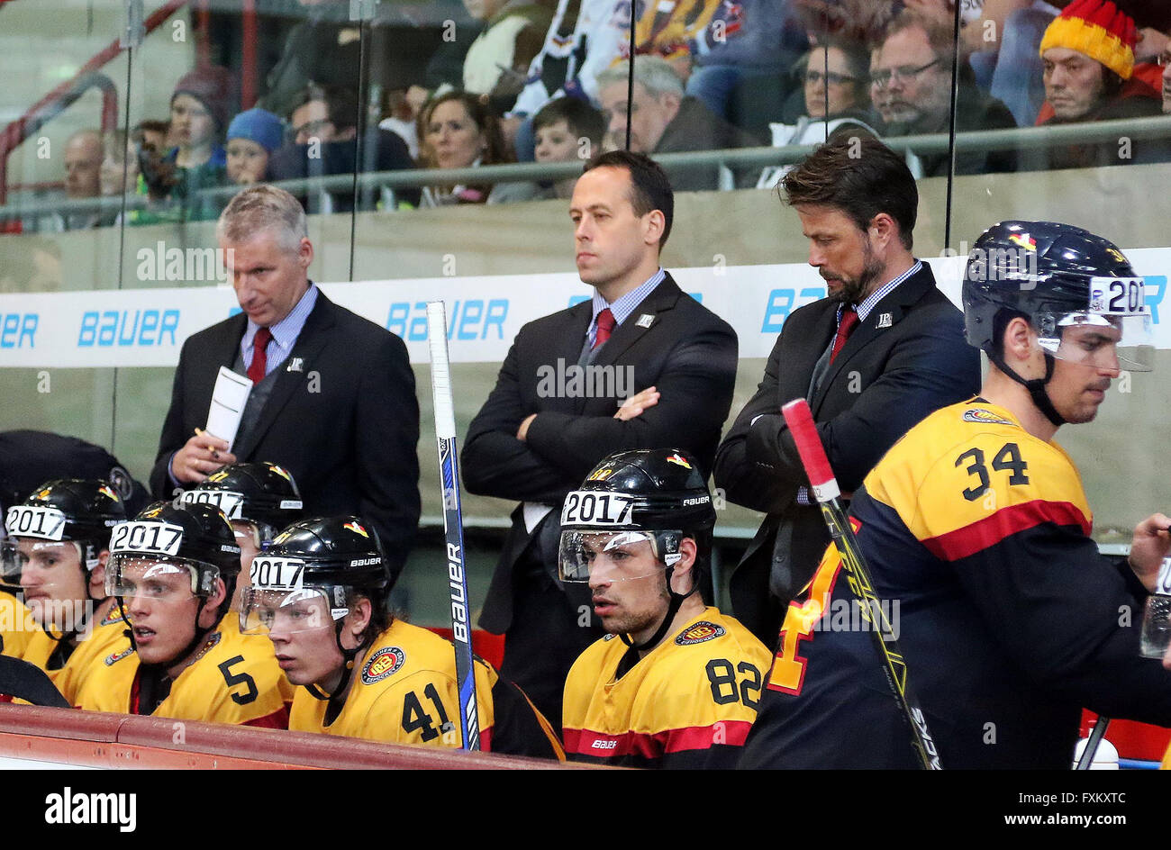 Rosenheim, Bavière, Allemagne. 16 avr, 2016. au milieu headcoach Marco Sturm (Allemagne).Le hockey sur glace, Euro Hockey Challenge, l'Allemagne contre la Suède, Kathrein Rosenheim, patinoire, le 16 avril 2016, en préparation pour le Championnat du Monde de l'IIHF en Russie ont lieu deux matches à Rosenheim et de Landshut. © Wolfgang Fehrmann/ZUMA/Alamy Fil Live News Banque D'Images