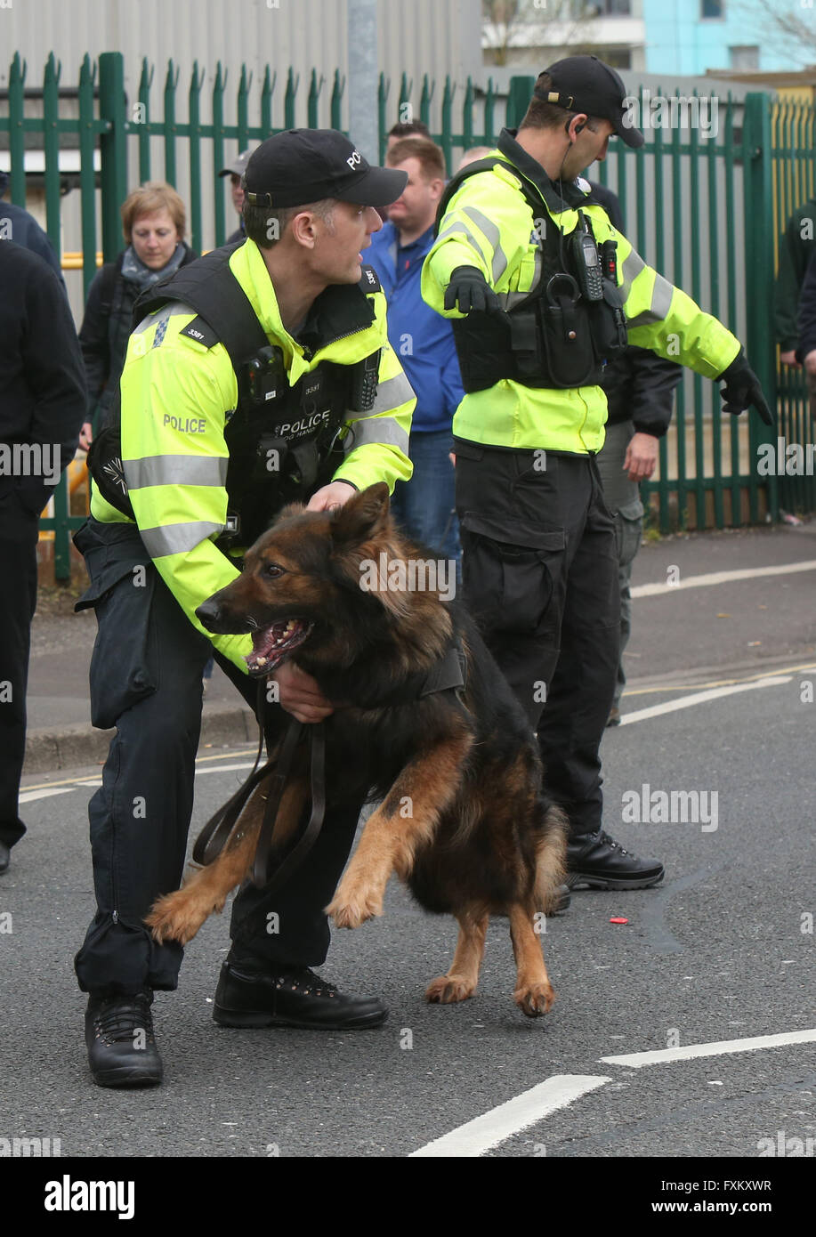 Portsmouth, Hampshire, Royaume-Uni. 16 avril, 2016. Fermeture de la police de la route comme des poches de fans ont sorti leurs frustrations que le jeu fut enlevé fin sur par Plymouth à Fratton Park cet après-midi. Deux buts en l'espace d'une minute a obtenu une précieuse victoire sur Plymouth play-off Portsmouth rivaux. Michael Smith a donné d'en-tête de plongée Pompée le plomb avant Gary Roberts tourné plus de dribbles par après. Danny Hollands et Christian Burgess avait de chances d'étendre leur avance, mais ils ont été punis sur 86 minutes. Credit : uknip/Alamy Live News Banque D'Images