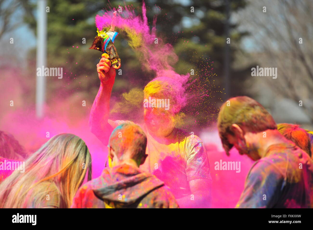 London, Ontario, Canada 16 avril un homme jette de la poudre de couleur à la célébration annuelle d'Holi hindoue à London, Ontario. Holi est connu comme le festival des couleurs et voit les participants de jeter de la poudre de couleur dans l'air pour célébrer l'arrivée du printemps. Credit : Jonny White/Alamy Live News Banque D'Images