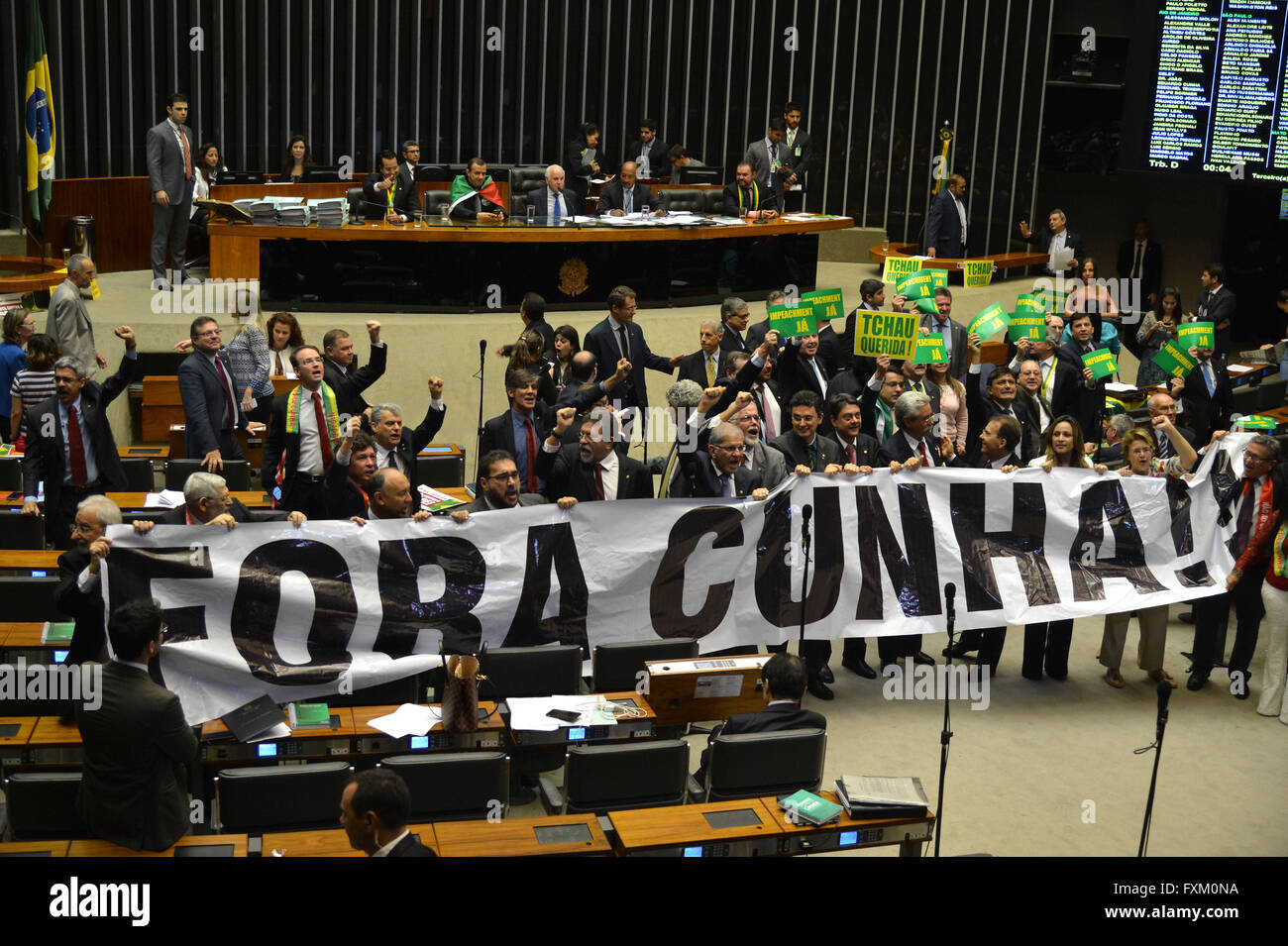 Les députés de l'opposition de la Chambre des députés se montrent favorables à la destitution du Président Dilma Rousseff en tant que la chambre basse débats le motion le 16 avril 2016 à Brasilia, Brésil. Les députés de l'opposition veulent remplacer Rousseff avec le président Eduardo Cunha. Banque D'Images