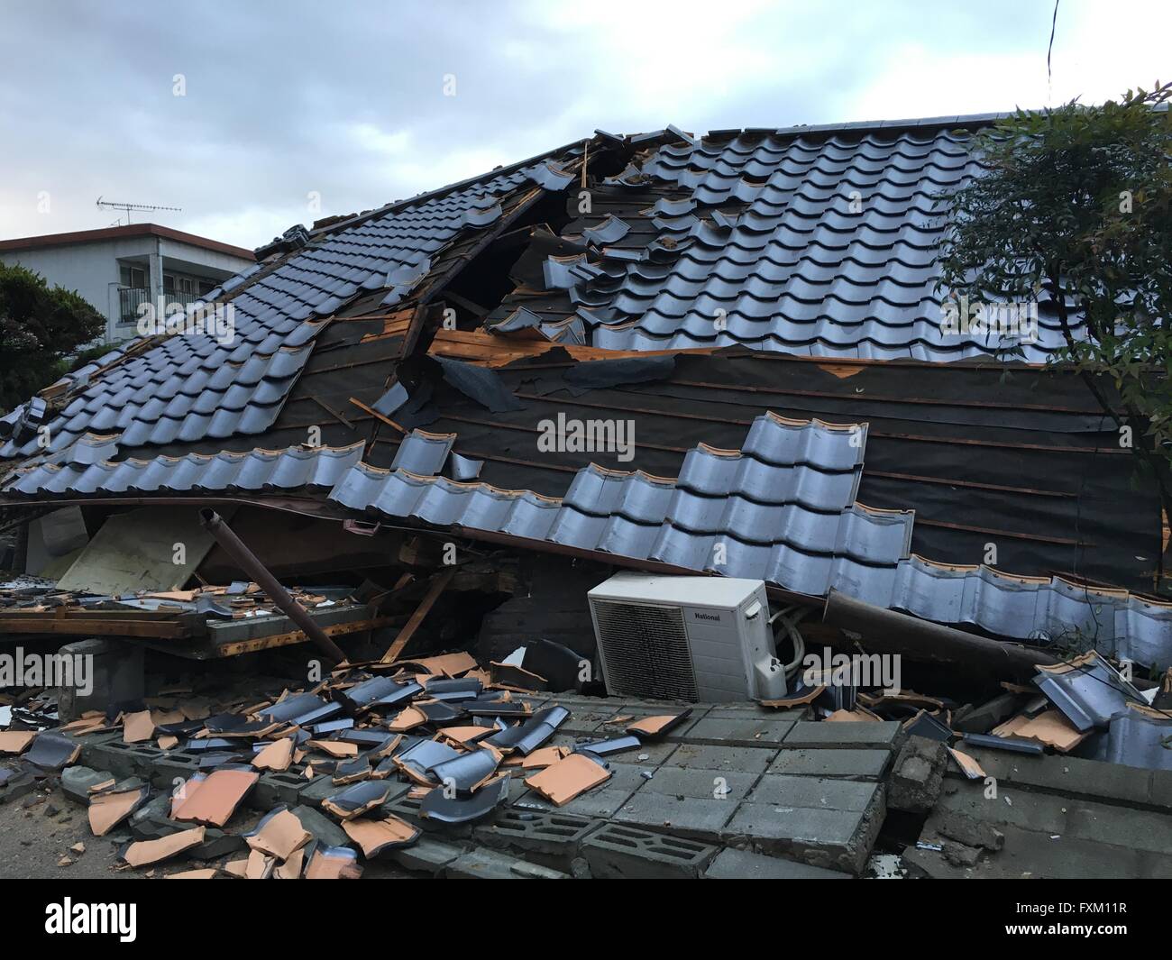 Kumamoto. 17 avr, 2016. Photo prise le 17 avril 2016 montre la maison détruite par le tremblement de terre de Mashiki, Préfecture Kumamoto au sud-ouest du Japon. Au moins 22 personnes ont été confirmées décédées après un séisme de magnitude 7,3 a secoué le sud-ouest du Japon Préfecture Kumamoto le samedi, ce qui porte le nombre total de personnes tuées depuis le jeudi à 31. Credit : Hua Yi/Xinhua/Alamy Live News Banque D'Images