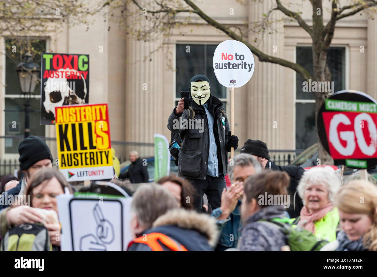 Londres, Royaume-Uni. 16 avril 2016. Les manifestants mars sur Trafalgar Square au cours de la Marche pour la santé, l'habitat, de travail et de l'éducation, organisé par l'Assemblée du peuple. Des milliers ont écouté des conférenciers et des syndicalistes qui ont parlé de l'austérité, l'enregistrement de la NHS et une fin de règne conservateur. Crédit : Stephen Chung / Alamy Live News Banque D'Images