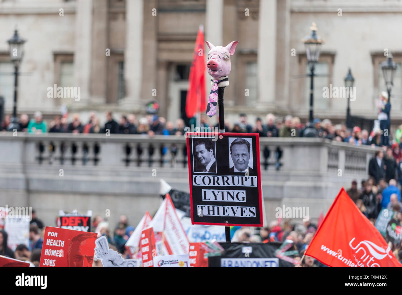 Londres, Royaume-Uni. 16 avril 2016. Les manifestants mars sur Trafalgar Square au cours de la Marche pour la santé, l'habitat, de travail et de l'éducation, organisé par l'Assemblée du peuple. Des milliers ont écouté des conférenciers et des syndicalistes qui ont parlé de l'austérité, l'enregistrement de la NHS et une fin de règne conservateur. Crédit : Stephen Chung / Alamy Live News Banque D'Images