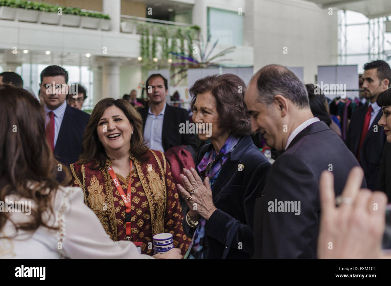 Madrid, Espagne, le 16 avril. Le Palais des congrès. Avis de S.M. La Reine Sofia d'espagnol dans l'inauguration de kermese 2016. Enrique Davó/Alamy Live News. Banque D'Images