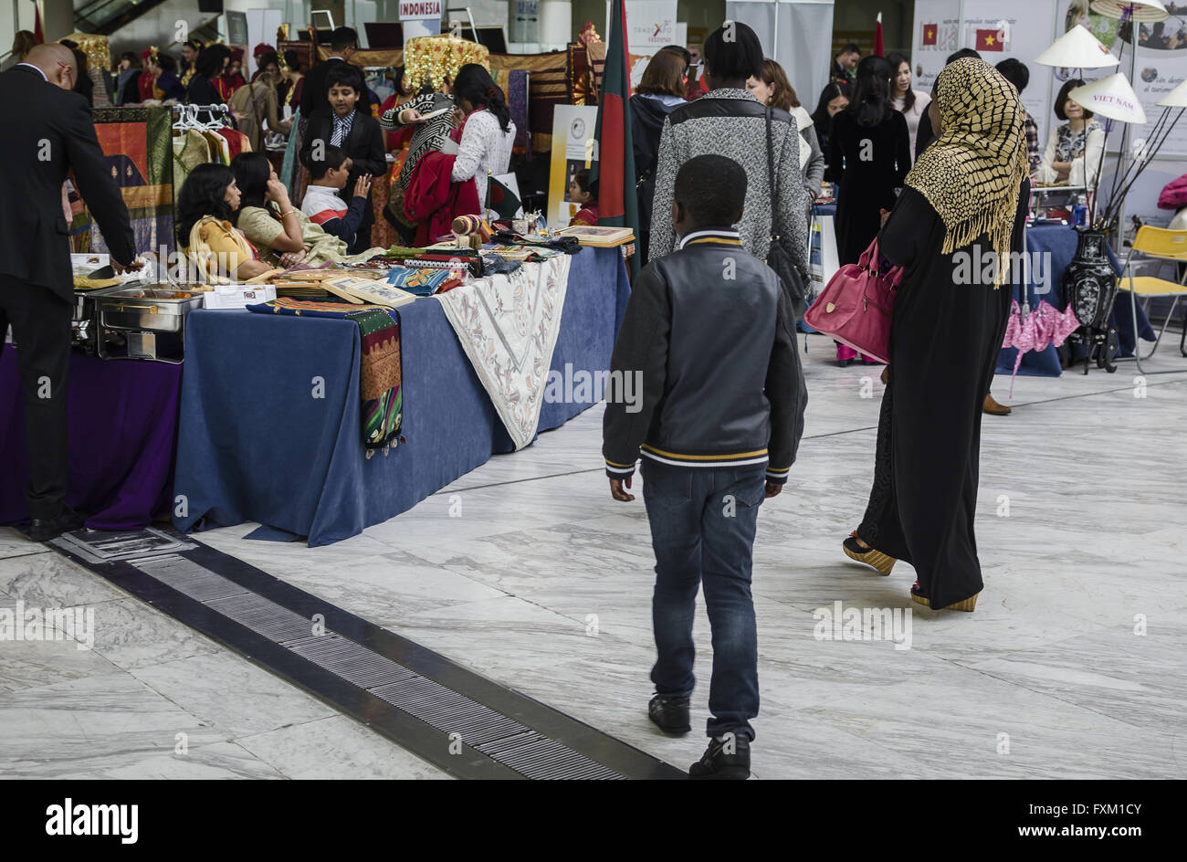 Madrid, Espagne, le 16 avril. Le Palais des congrès. Vue d'un stand dans kermese 2016. Enrique Davó/Alamy Live News. Banque D'Images