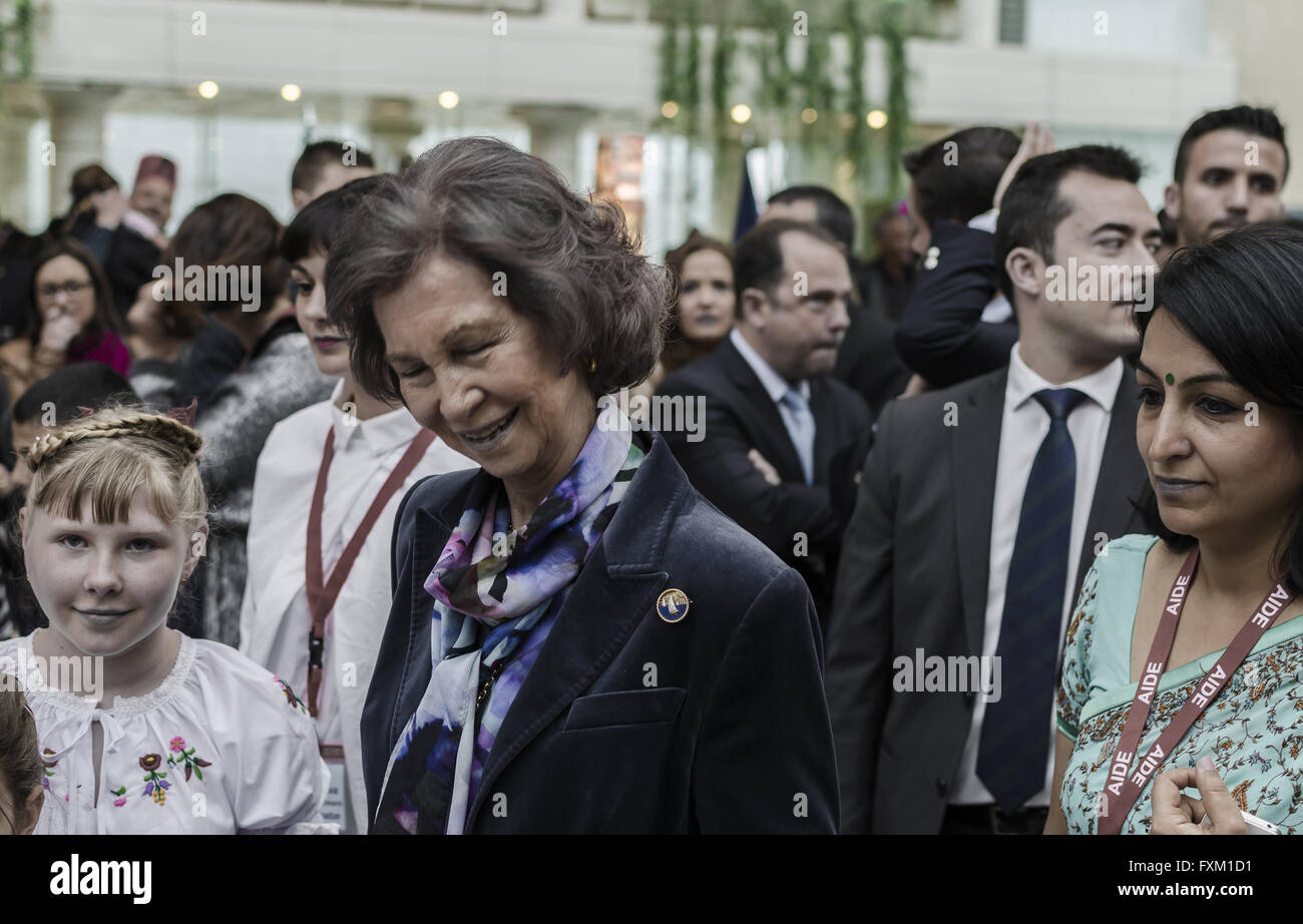 Madrid, Espagne, le 16 avril. Le Palais des congrès. Avis de S.M. La Reine Sofia en espagnol kermese 2016 inauguration. Enrique Davó/Alamy Live News. Banque D'Images