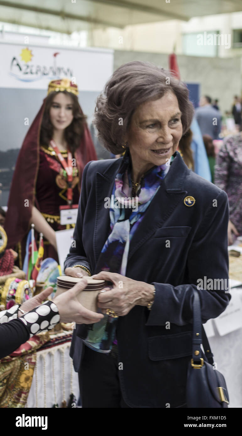 Madrid, Espagne, le 16 avril. Le Palais des congrès. Avis de S.M. La Reine Sofia en espagnol kermese 2016 inauguration. Enrique Davó/Alamy Live News. Banque D'Images