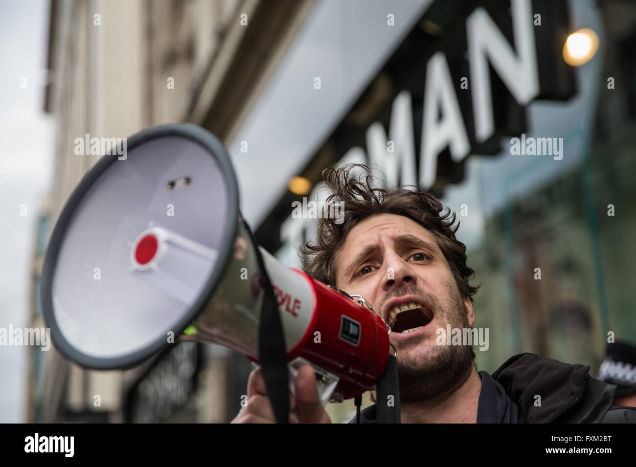 Londres, Royaume-Uni. 16 avril, 2016. Petros Elia, secrétaire général du syndicat United Voix du monde, à une manifestation devant la direction générale de la chaîne de mode Strand Topshop pour exiger la réintégration des 'Topshop 2', deux nettoyeurs à contrat pour le groupe des Services de Britannia qui ont été suspendus après leur adhésion à un syndicat et protesté contre leur salaire. United Voices du Monde a lancé une campagne pour un salaire vital de Londres £9,40 à Topshop en février 2016. Credit : Mark Kerrison/Alamy Live News Banque D'Images