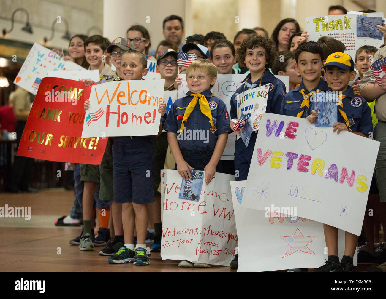 West Palm Beach, Floride, USA. Apr 16, 2016. Scout Welcome vétérans à l'Aéroport International de Palm Beach à West Palm Beach, FL, le 16 avril 2016. Allen Eyestone/Le Palm Beach Post/ZUMA/Alamy Fil Live News Banque D'Images