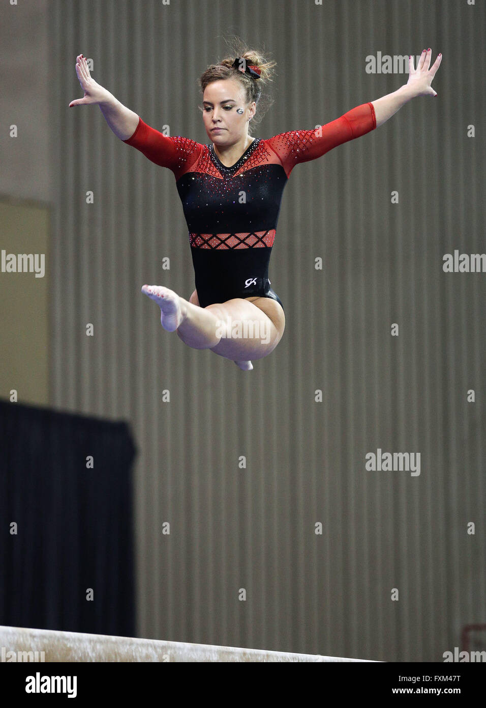 Fort Worth, TX, USA. Apr 16, 2016. Mary Beth la Géorgie procède à la poutre lors de la Super finale 2016 6 de NCAA Women's National Collegiate à championnats le Fort Worth Convention Center Arena de Fort Worth, TX. Kyle Okita/CSM/Alamy Live News Banque D'Images